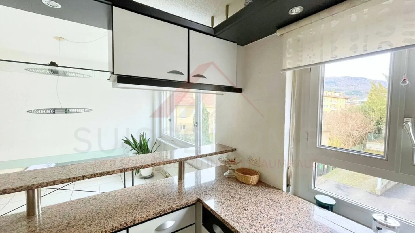 Appartement 4.5 pièces bien entretenu avec balcon sud-ouest ensoleillé et propriété entièrement rénovée à 2502 Biel - Photo 7 sur 18