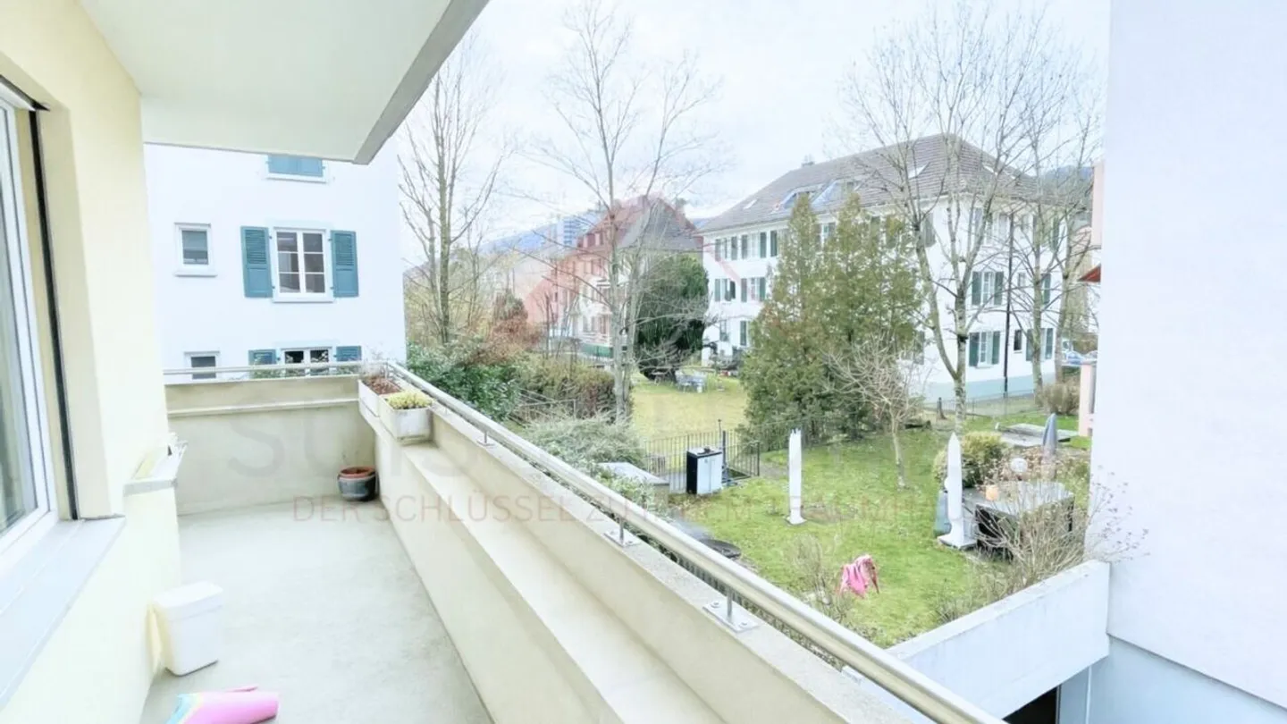 Appartement 4.5 pièces bien entretenu avec balcon sud-ouest ensoleillé et propriété entièrement rénovée à 2502 Biel - Photo 5 sur 18