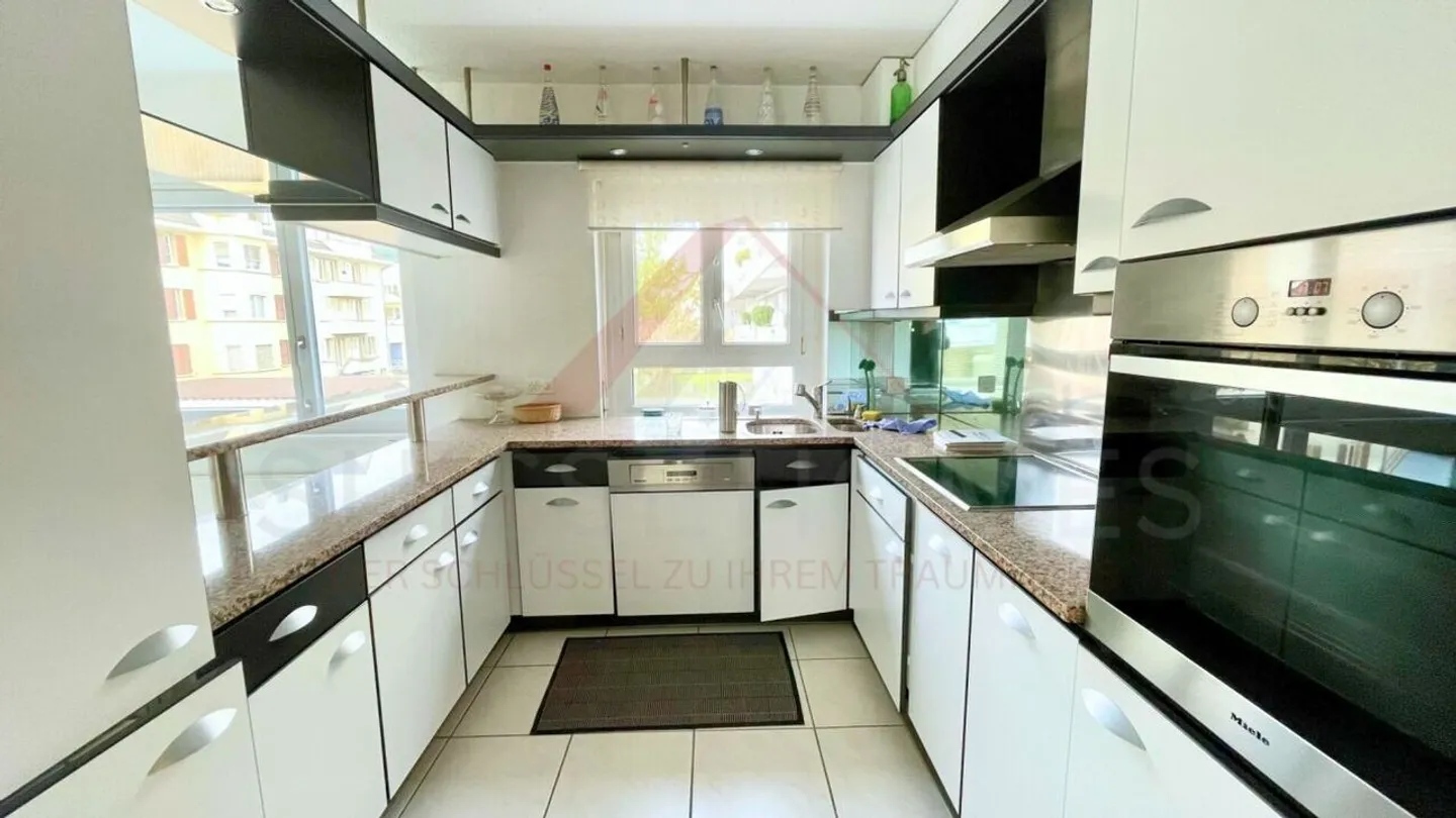 Appartement 4.5 pièces bien entretenu avec balcon sud-ouest ensoleillé et propriété entièrement rénovée à 2502 Biel - Photo 6 sur 18