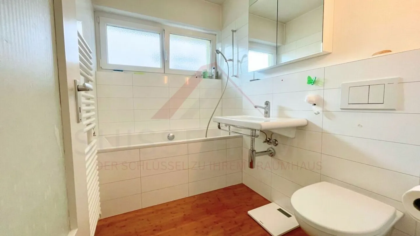 Appartement 4.5 pièces bien entretenu avec balcon sud-ouest ensoleillé et propriété entièrement rénovée à 2502 Biel - Photo 15 sur 18