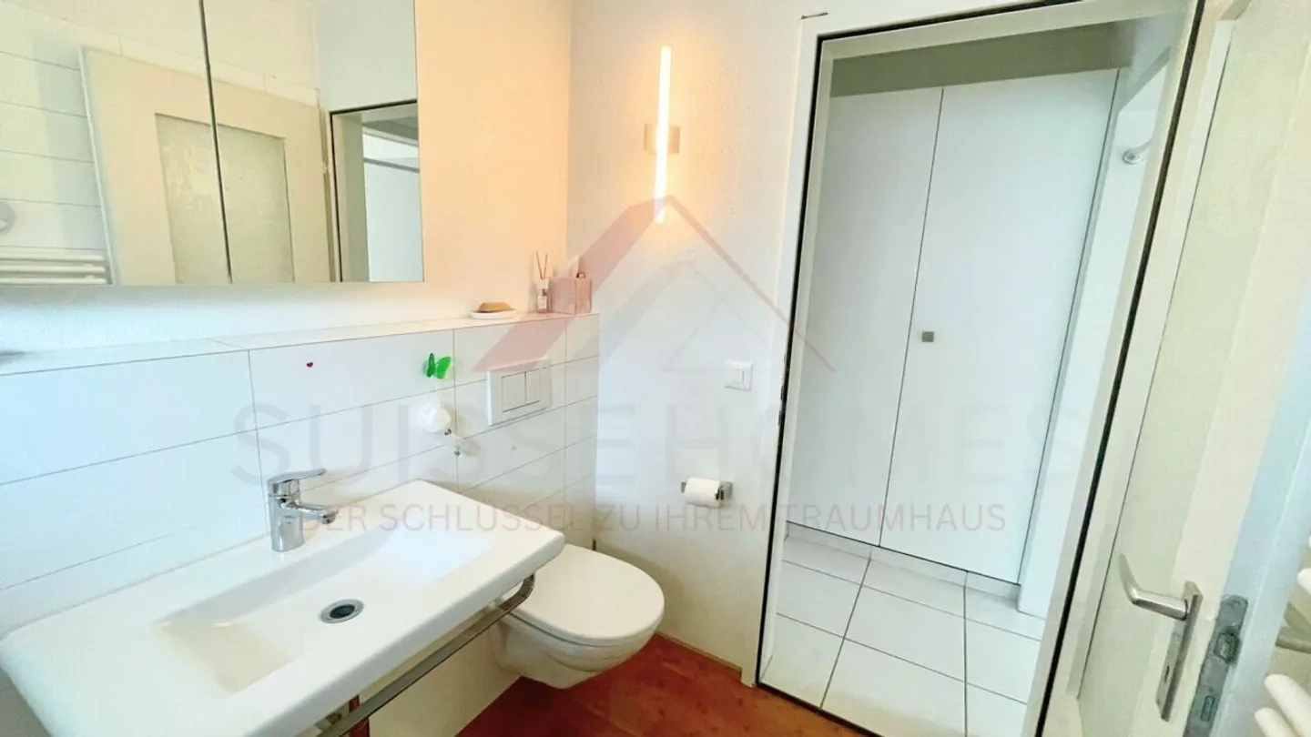 Appartement 4.5 pièces bien entretenu avec balcon sud-ouest ensoleillé et propriété entièrement rénovée à 2502 Biel - Photo 16 sur 18
