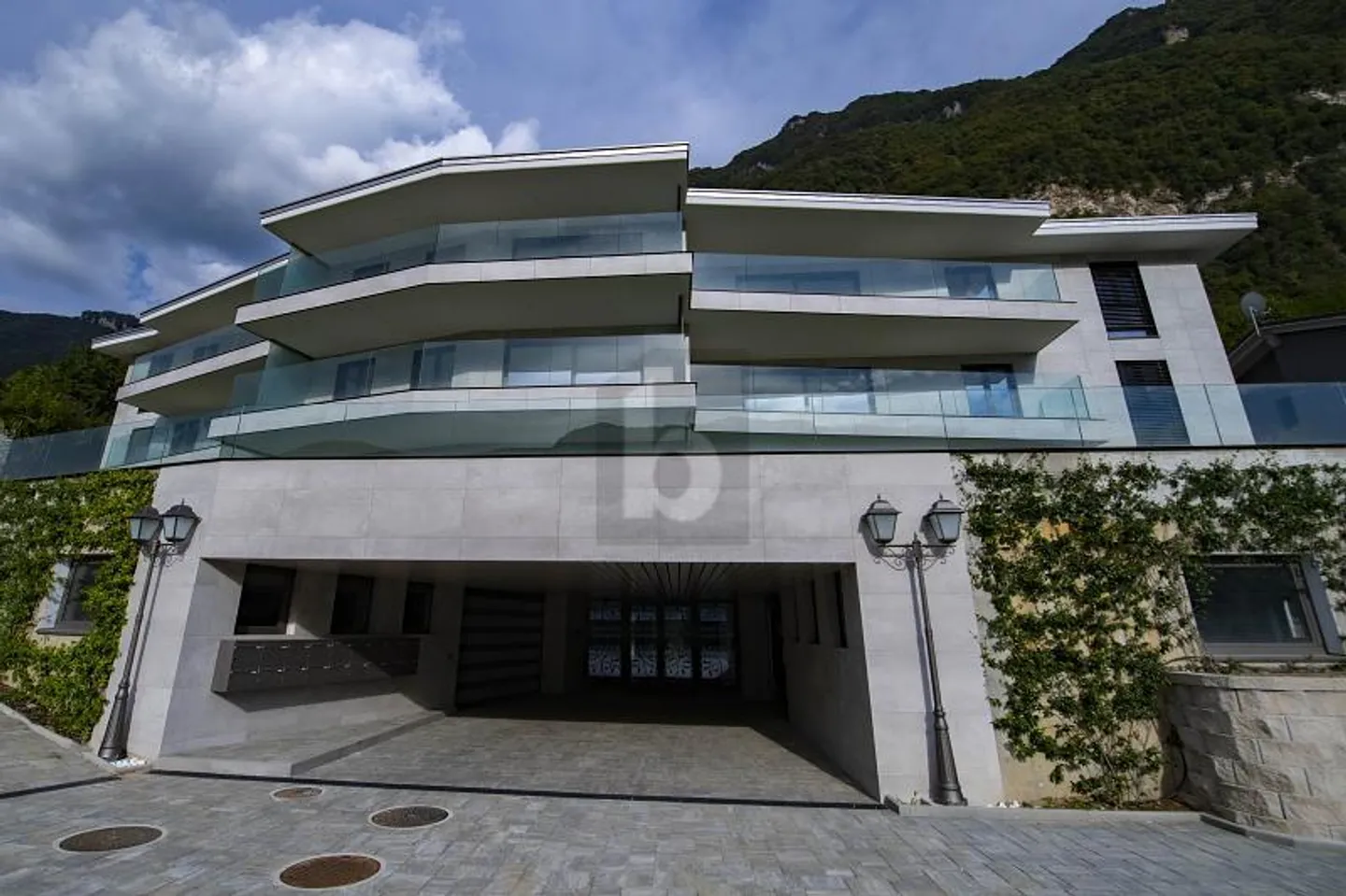 SPACIOUS WITH GARDEN AND VIEW - Photo 2 of 6