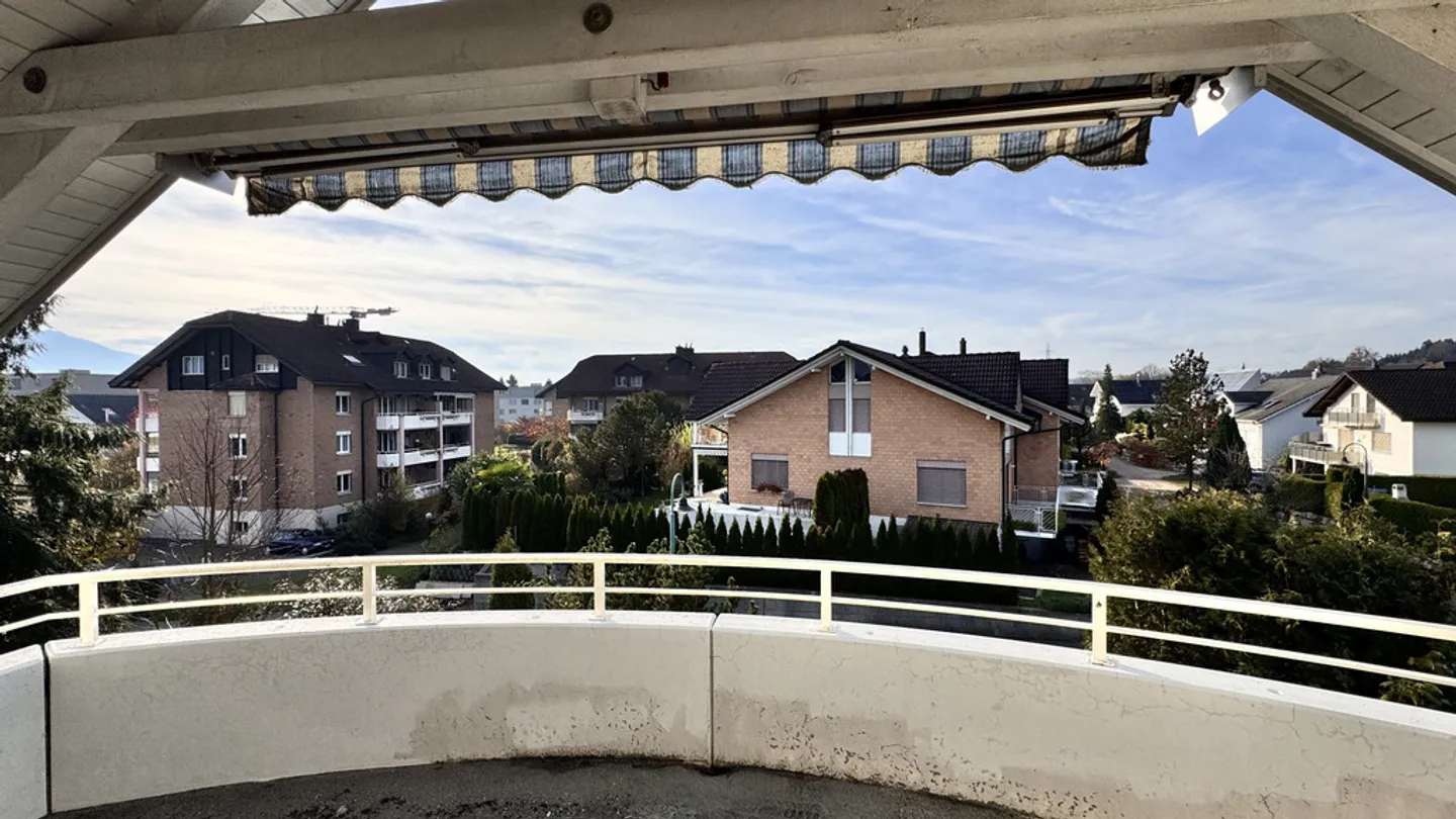 Appartement 3.5 pièces en attique dans un emplacement calme - Photo 1 sur 8