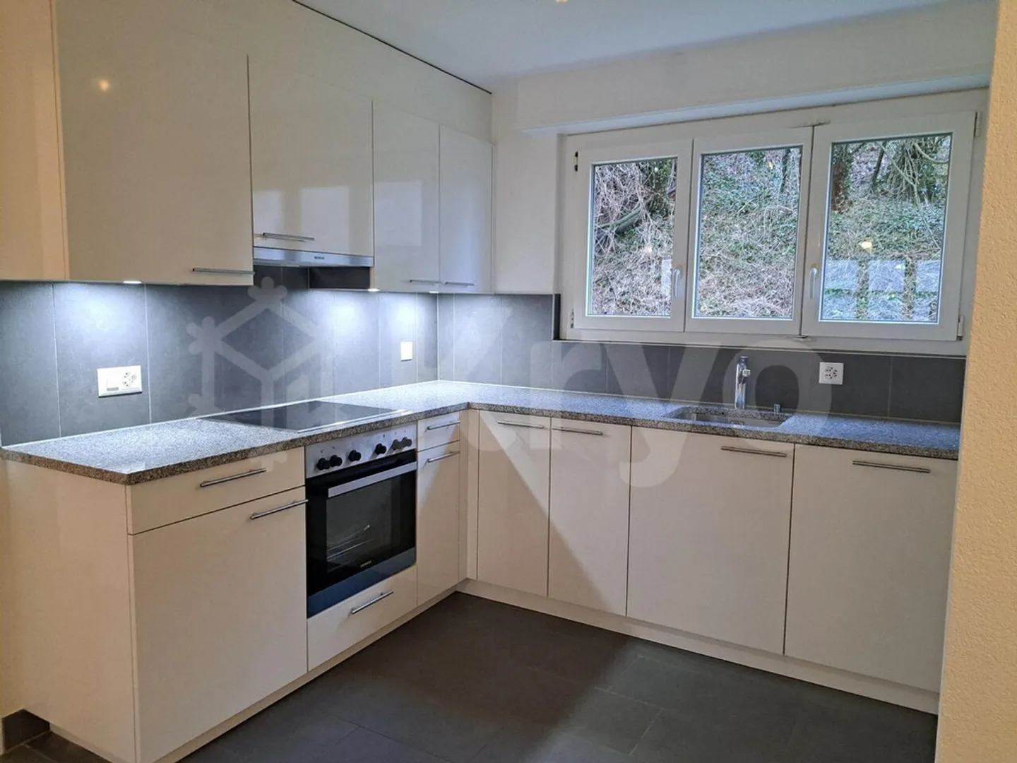 NICE 3-ROOM RENOVATED APARTMENT LOCATED ON THE GROUND FLOOR NEAR THE LAKE - Photo 1 of 8