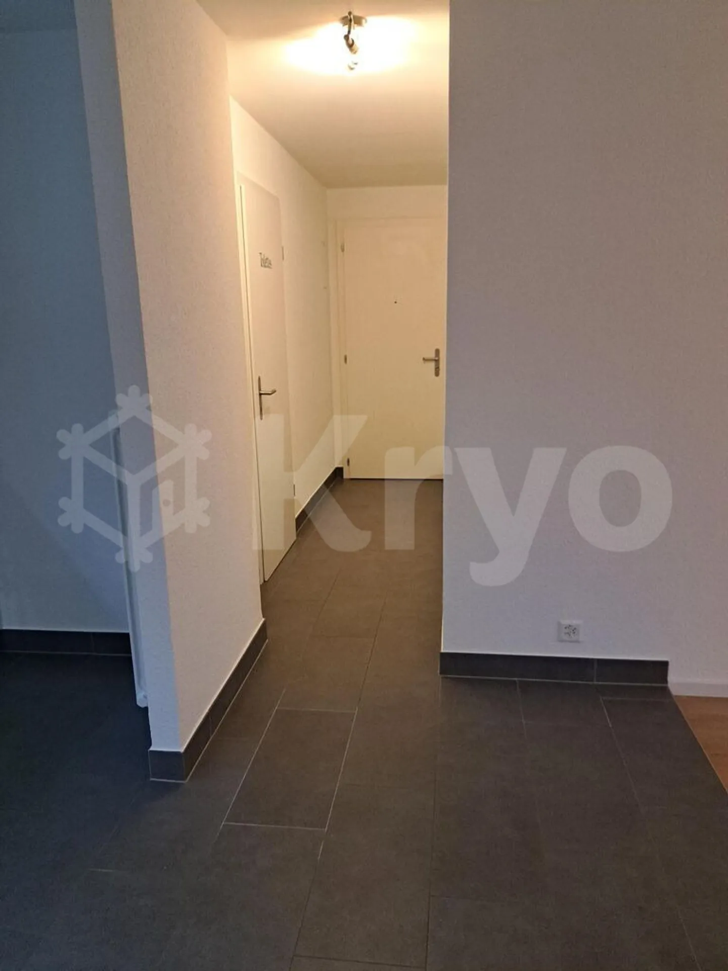 NICE 3-ROOM RENOVATED APARTMENT LOCATED ON THE GROUND FLOOR NEAR THE LAKE - Photo 5 of 8