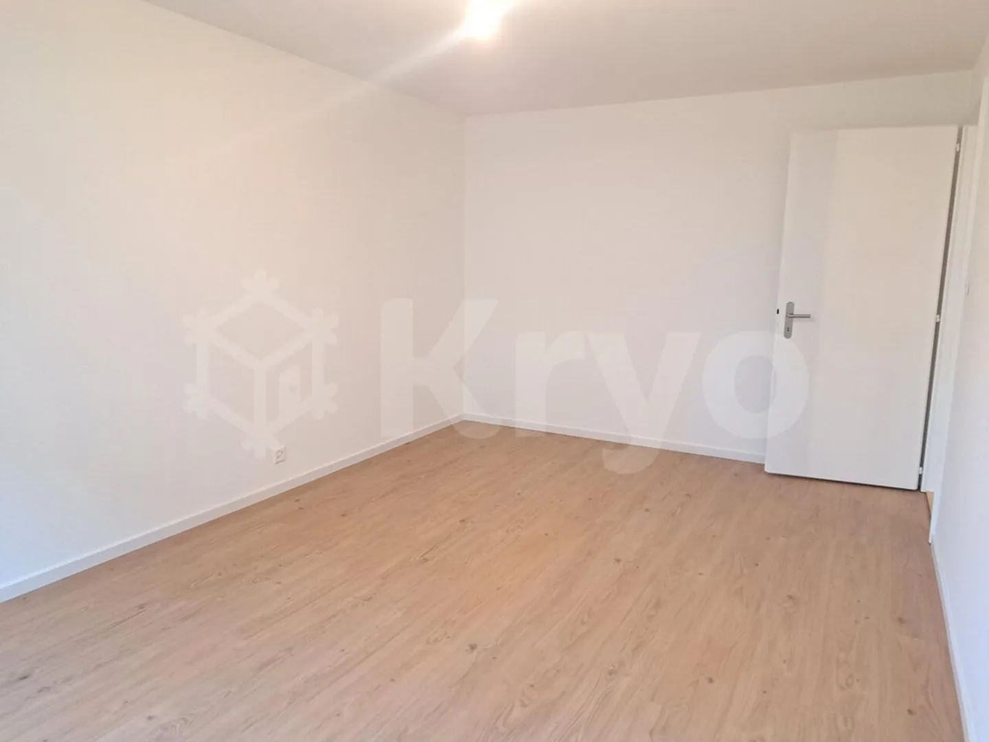 NICE 3-ROOM RENOVATED APARTMENT LOCATED ON THE GROUND FLOOR NEAR THE LAKE - Photo 4 of 8