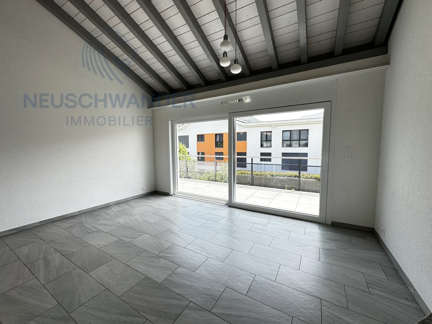 Dans un quartier tranquille au centre du village - Photo 3 sur 16