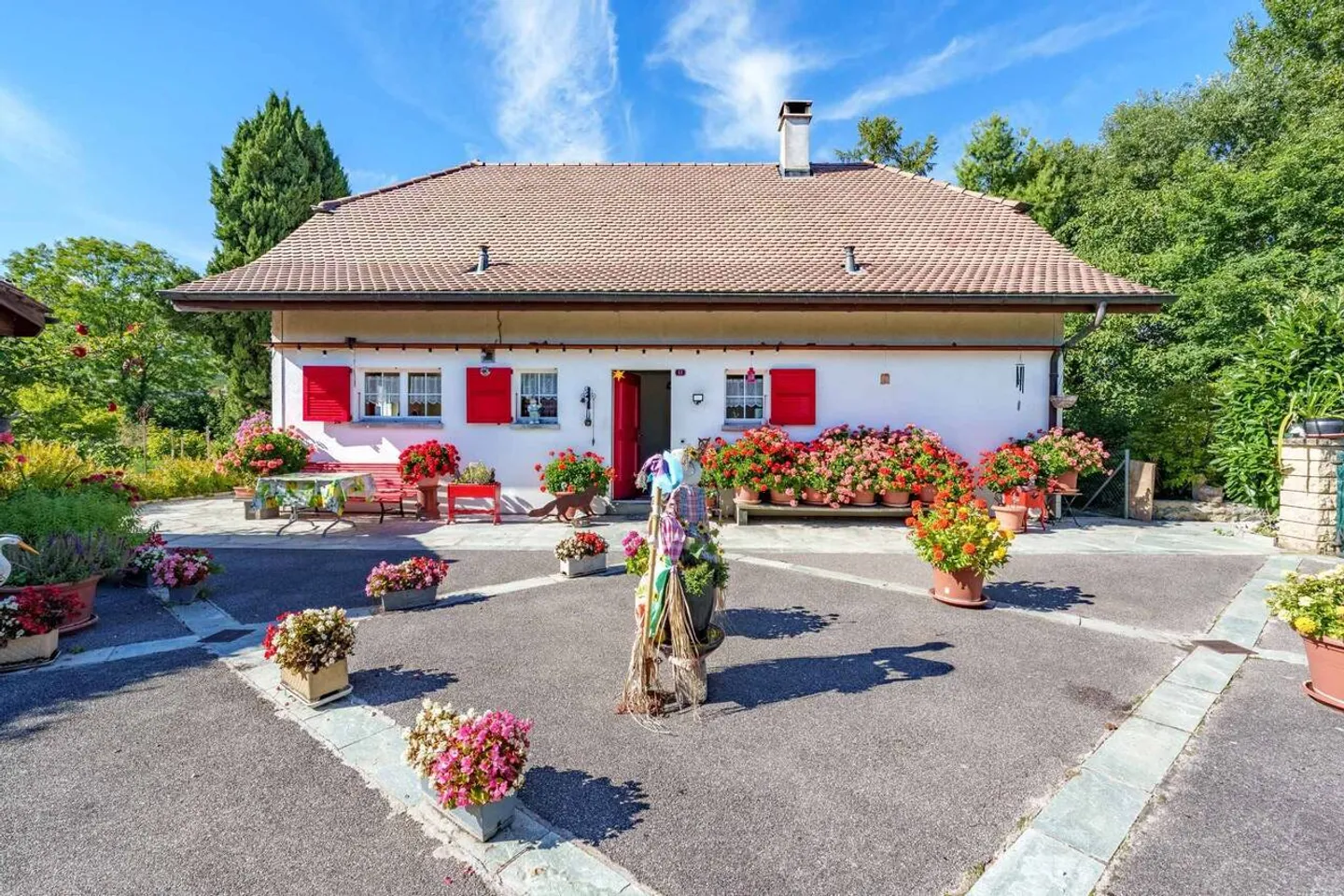 Charmante Waadtländer Villa mit großem Landschaftsgarten in Féchy - Foto 2 von 10