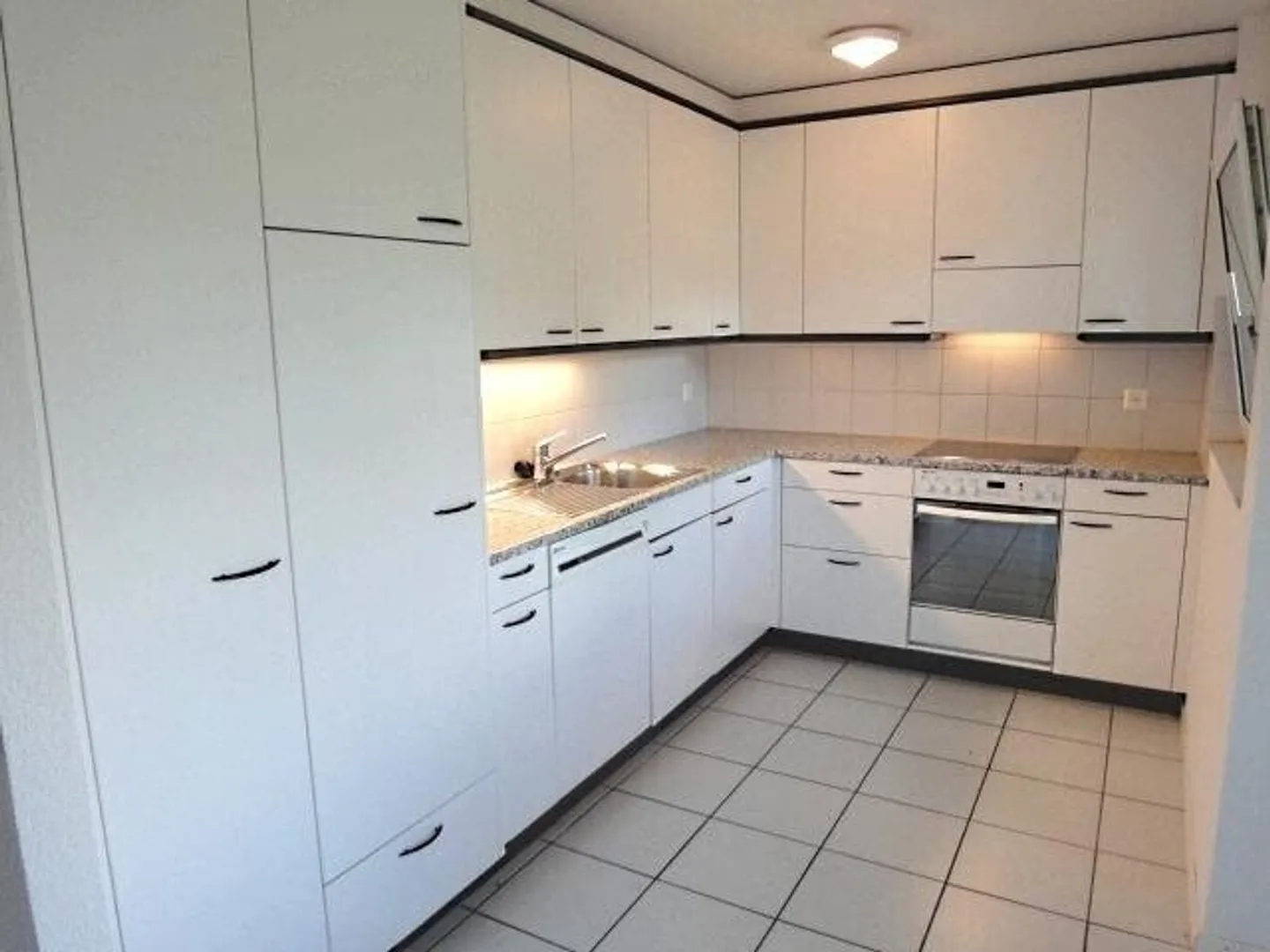 Sonnige Wohnung mit moderner Küche - Foto 3 von 7