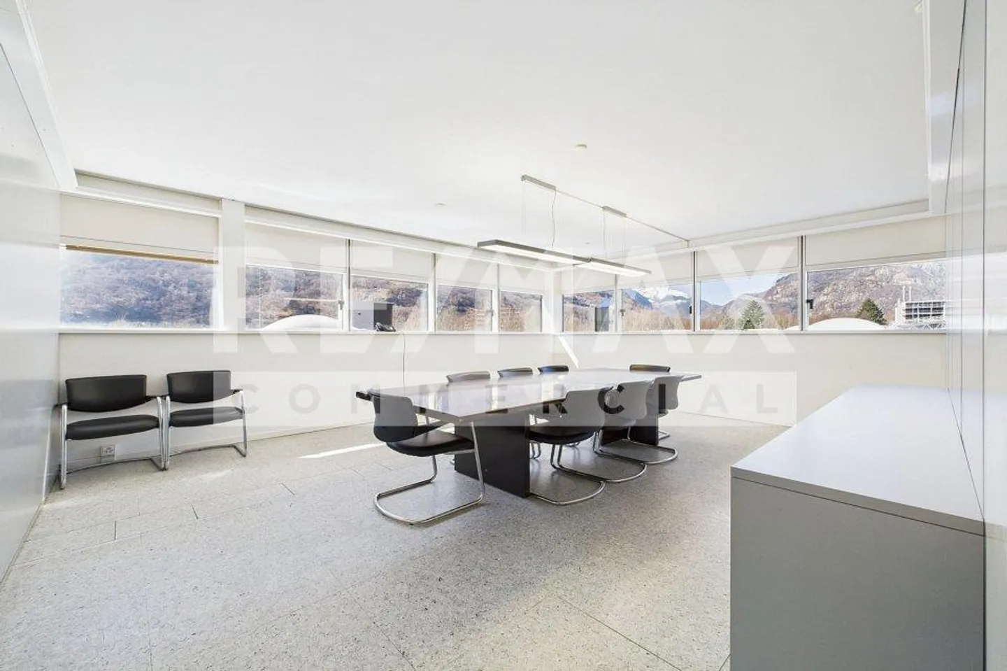 Important bâtiment commercial et industriel - Photo 2 sur 13