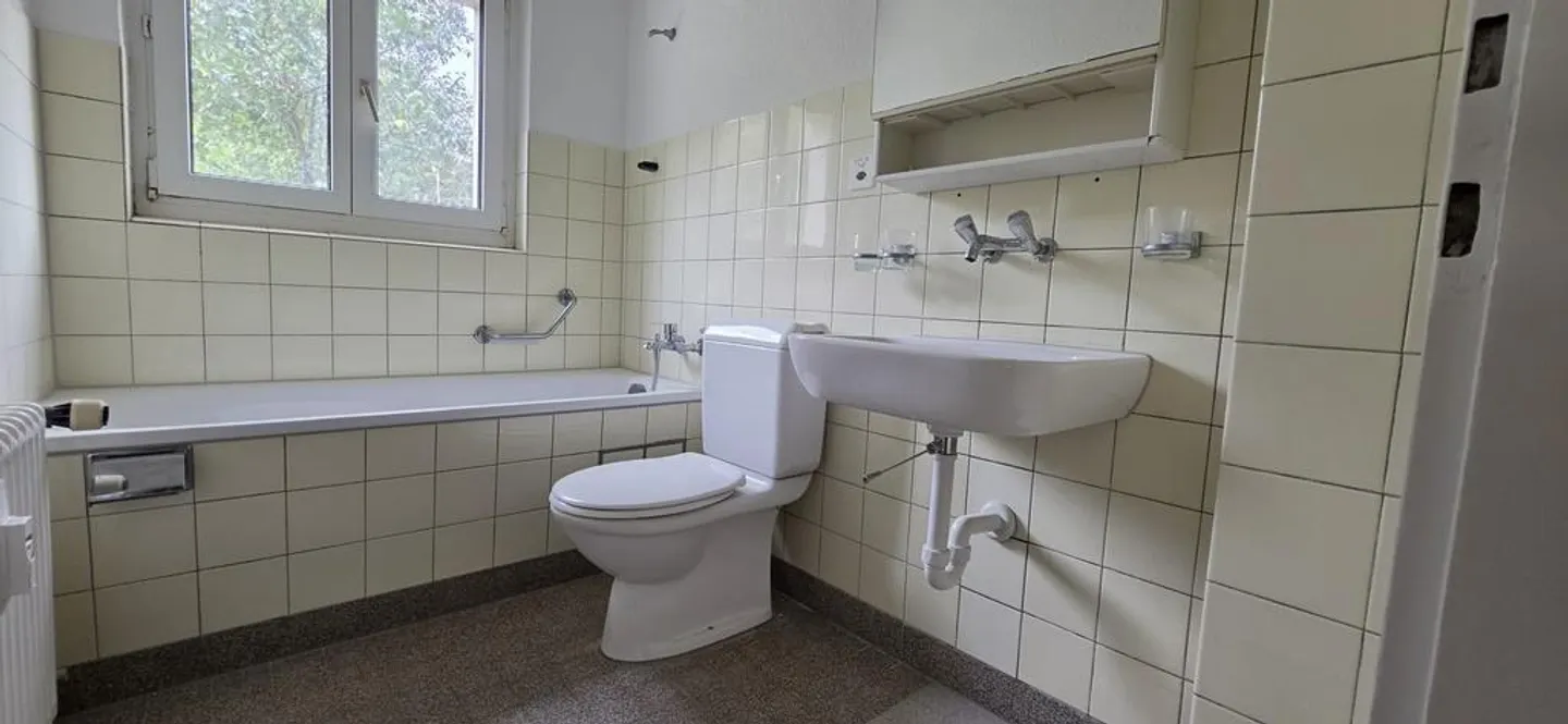 BRIGHT 4.5-ROOM APARTMENT WITH SUNNY BALCONY IN LIESTAL! - Photo 2 of 6