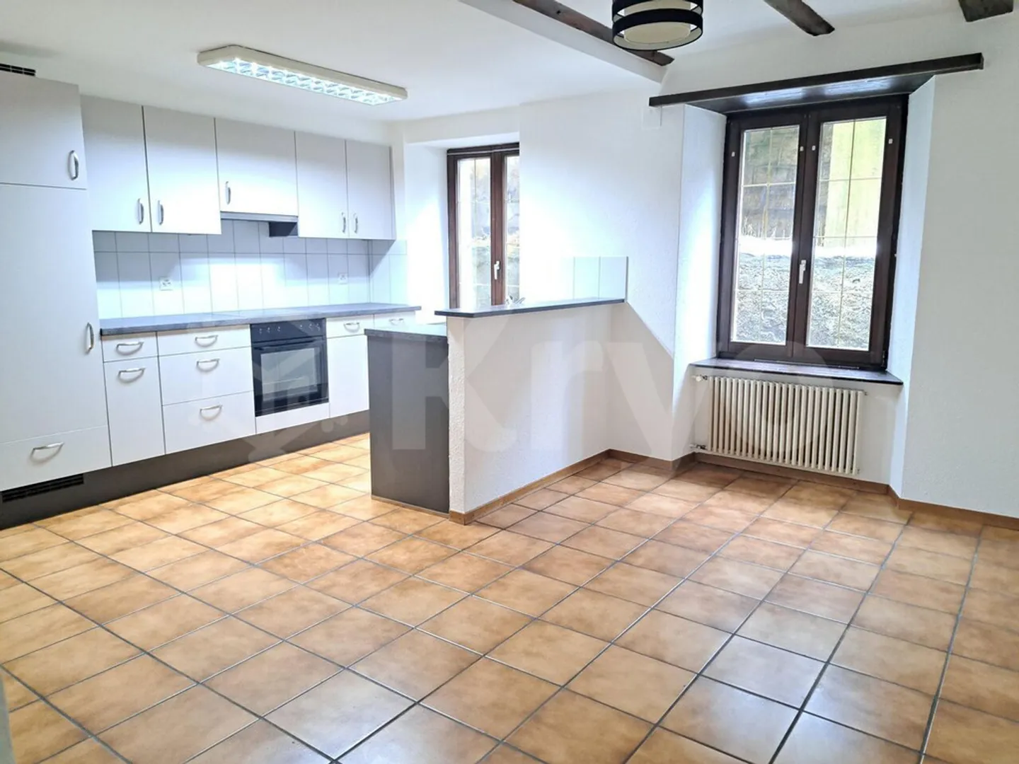 Appartamento di quattro stanze di 100 m2 al secondo piano senza ascensore - Foto 1 di 10