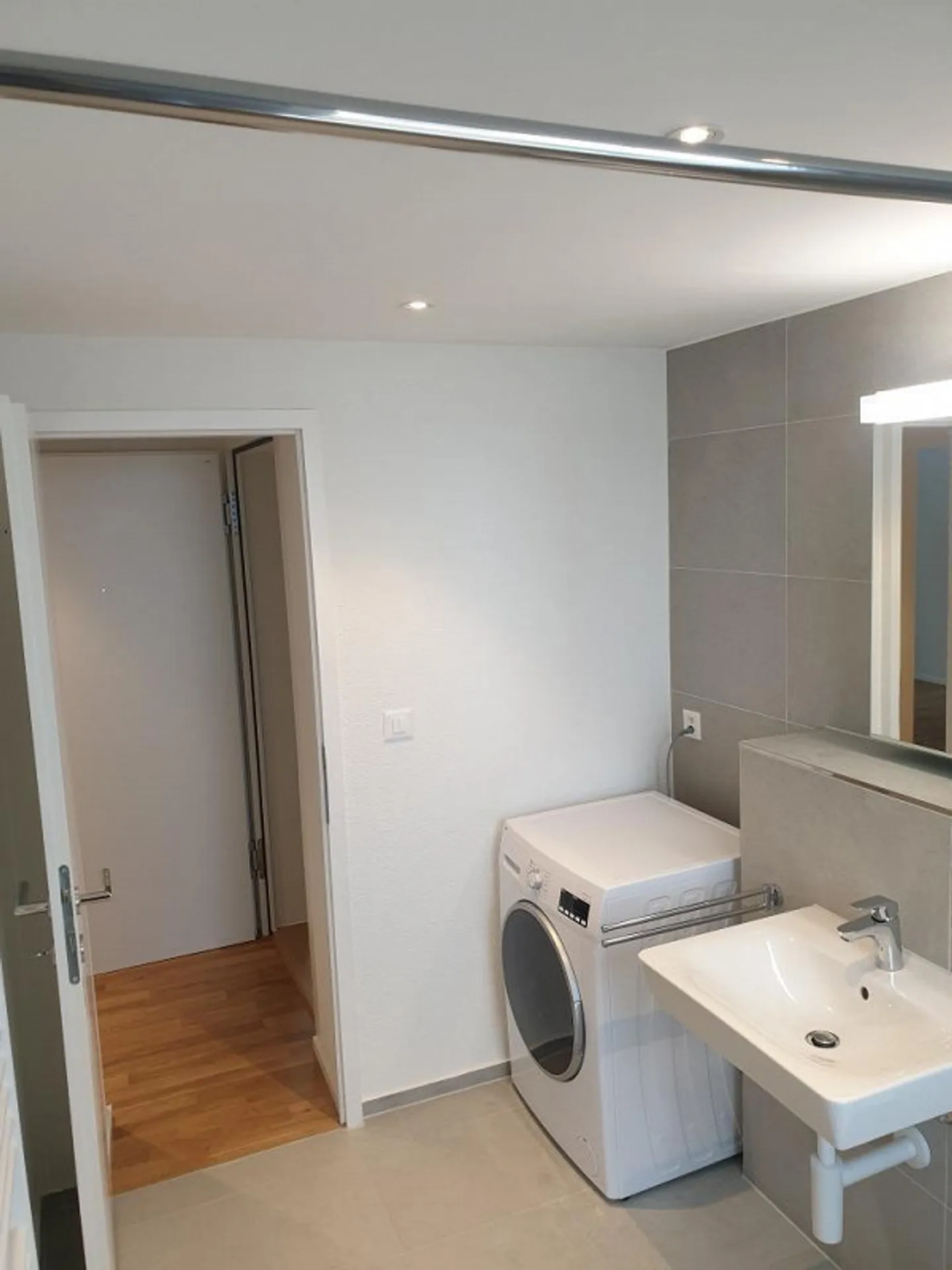 Appartement moderne de 3,5 pièces - Photo 4 sur 9