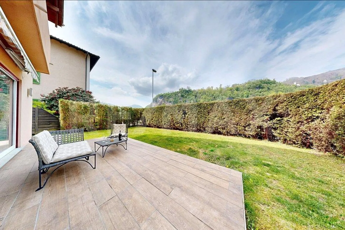 Maison unifamiliale avec jardin - Photo 2 sur 13
