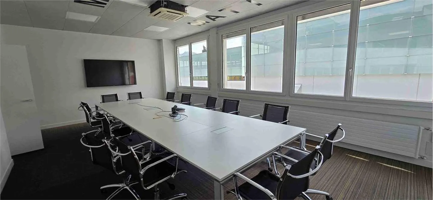 OFFICES AND WAREHOUSES IN A STRATEGIC AREA - Photo 5 of 8