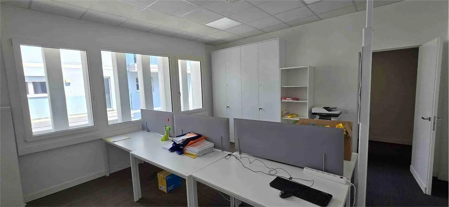 OFFICES AND WAREHOUSES IN A STRATEGIC AREA - Photo 8 of 8