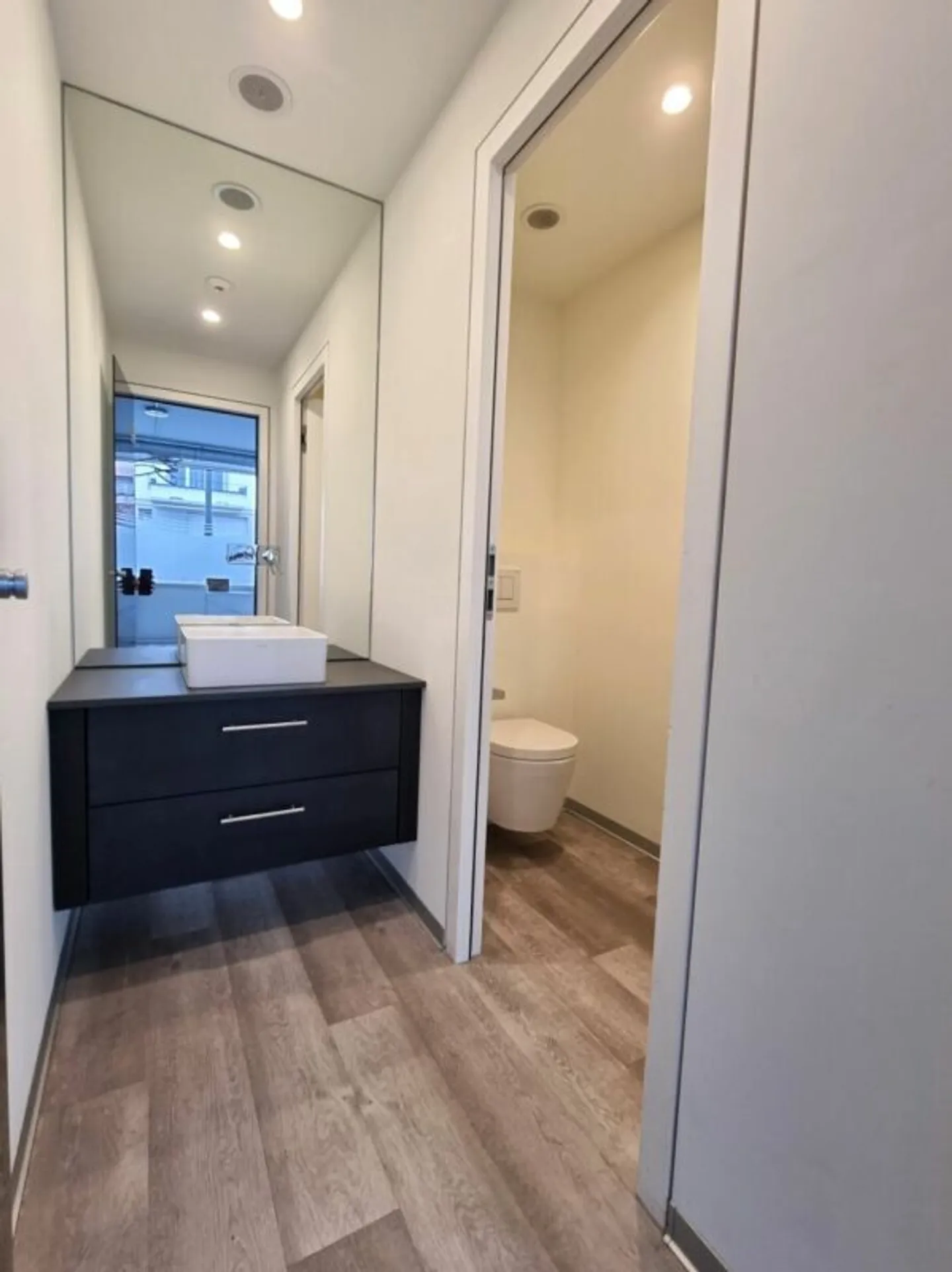 Commercial space in the center of Fully - Photo 4 of 5