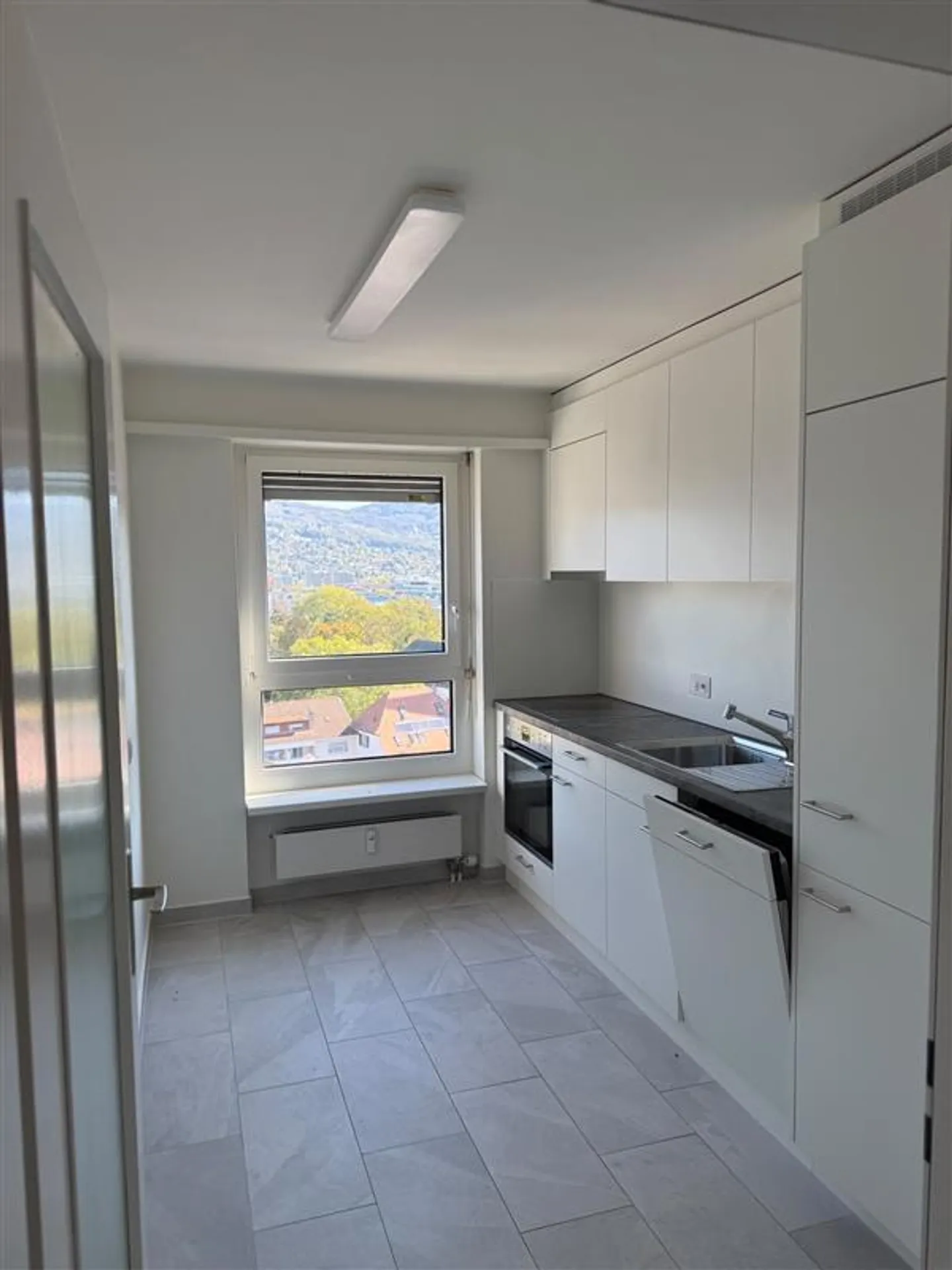 Spacious 3-room apartment with a view over Reinach - Photo 2 of 8