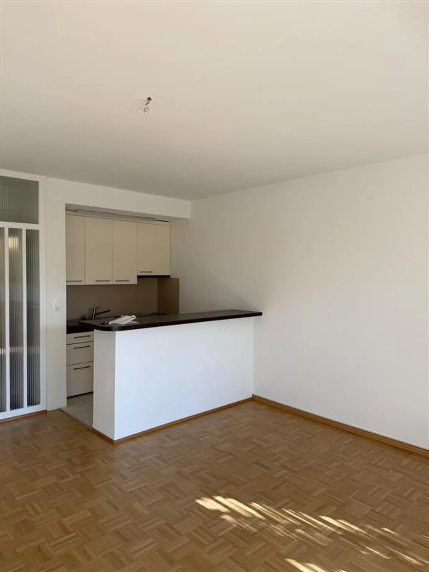 3.5-room apartment with balcony directly on the Rhine - Photo 2 of 5