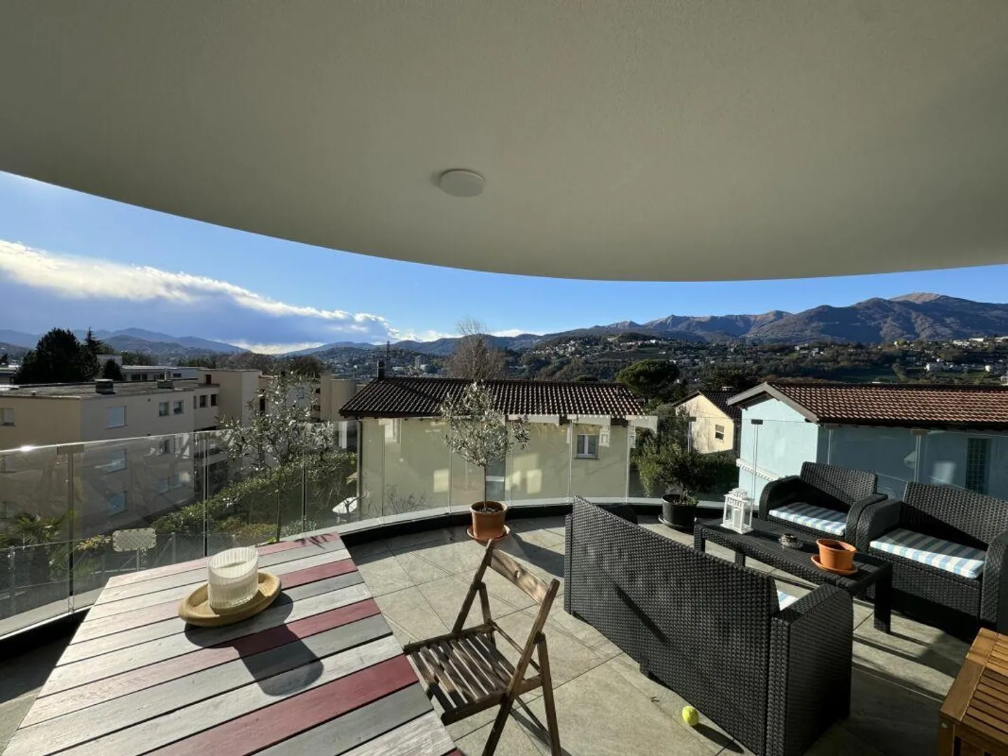 Helles 4,5-Zimmer-Wohnung mit schöner überdachter Terrasse - Foto 2 von 5