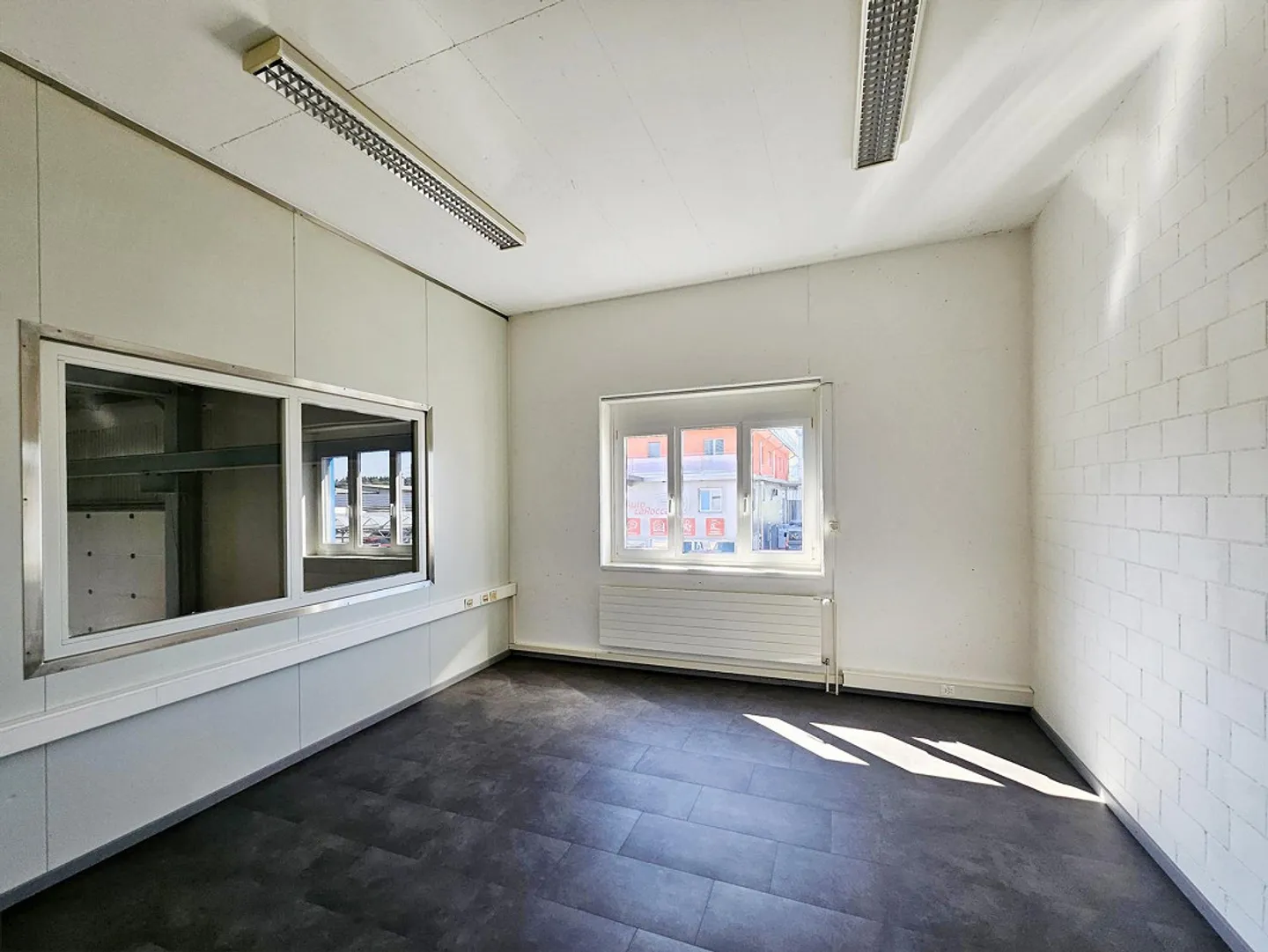 Locaux commerciaux avec grand entrepôt, bureaux et cuisine à Wilen près de Wil - Photo 7 sur 12