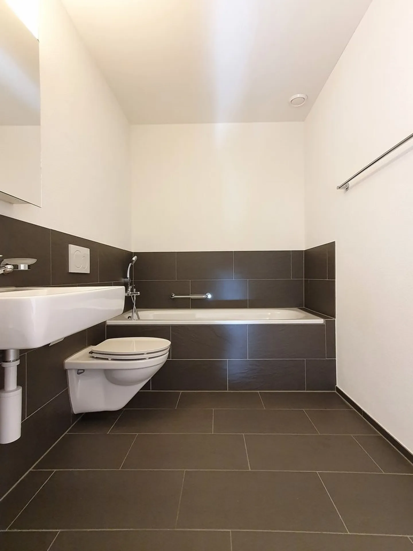 Appartamento moderno con balcone - Foto 4 di 8