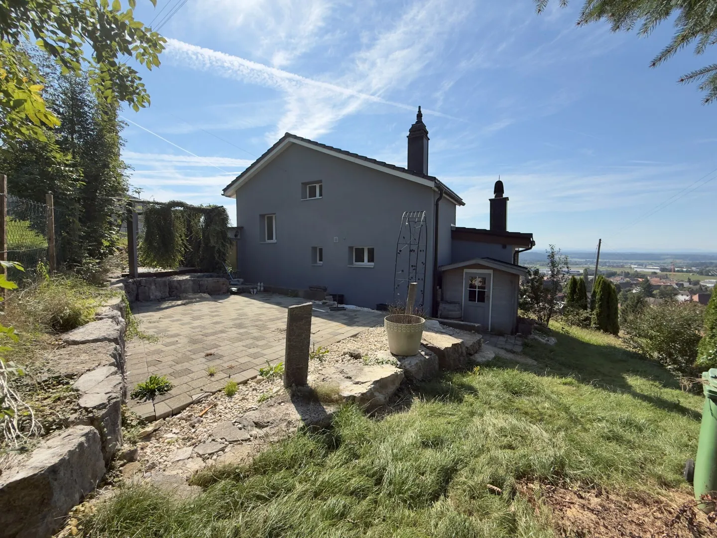RUHIG GELEGENES EINFAMILIENHAUS MIT WEITSICHT AUF DIE ALPEN - Foto 3 von 8