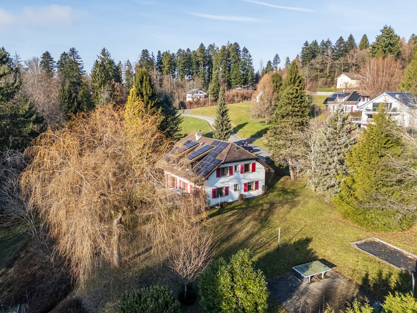 Spacious family home with large building plot - Photo 1 of 15