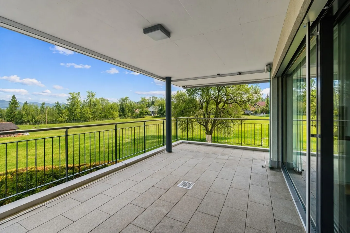 Modern Apartment with Large Terrace - Photo 3 of 23