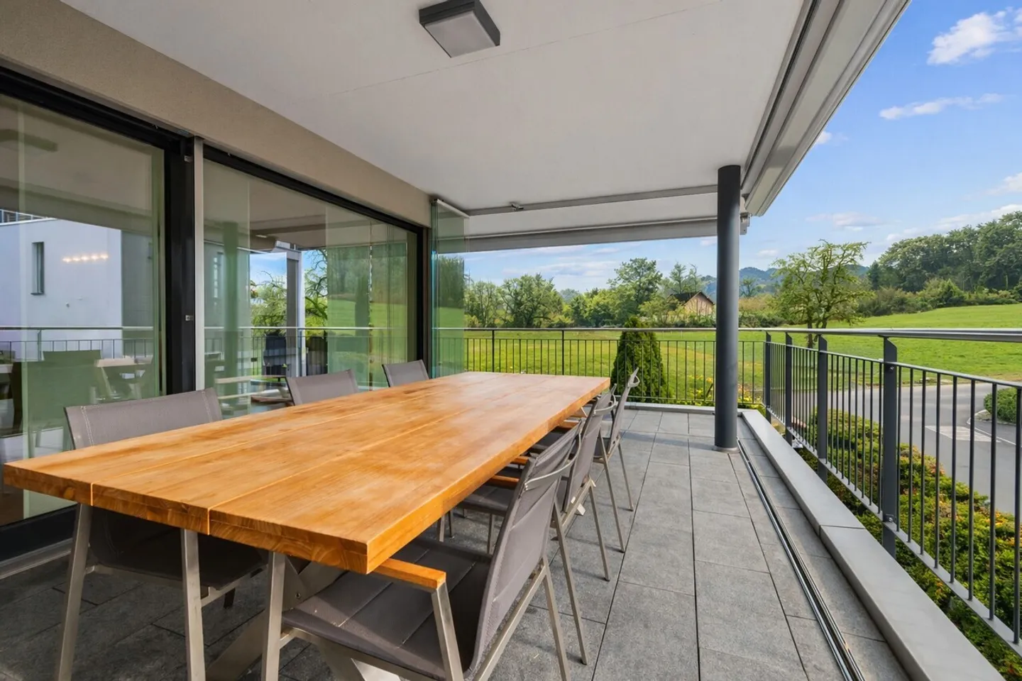 Modern Apartment with Large Terrace - Photo 4 of 23