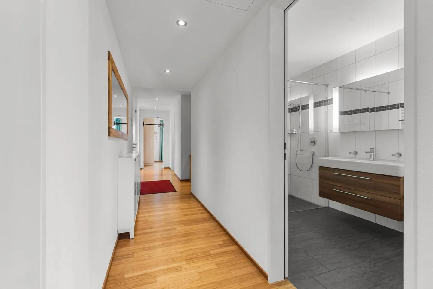 Modern Apartment with Large Terrace - Photo 16 of 23