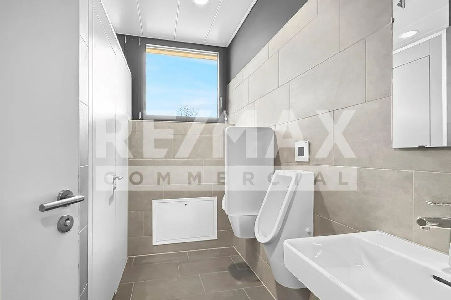 Attractive and modern office spaces in an ideally accessible location - Photo 12 of 13