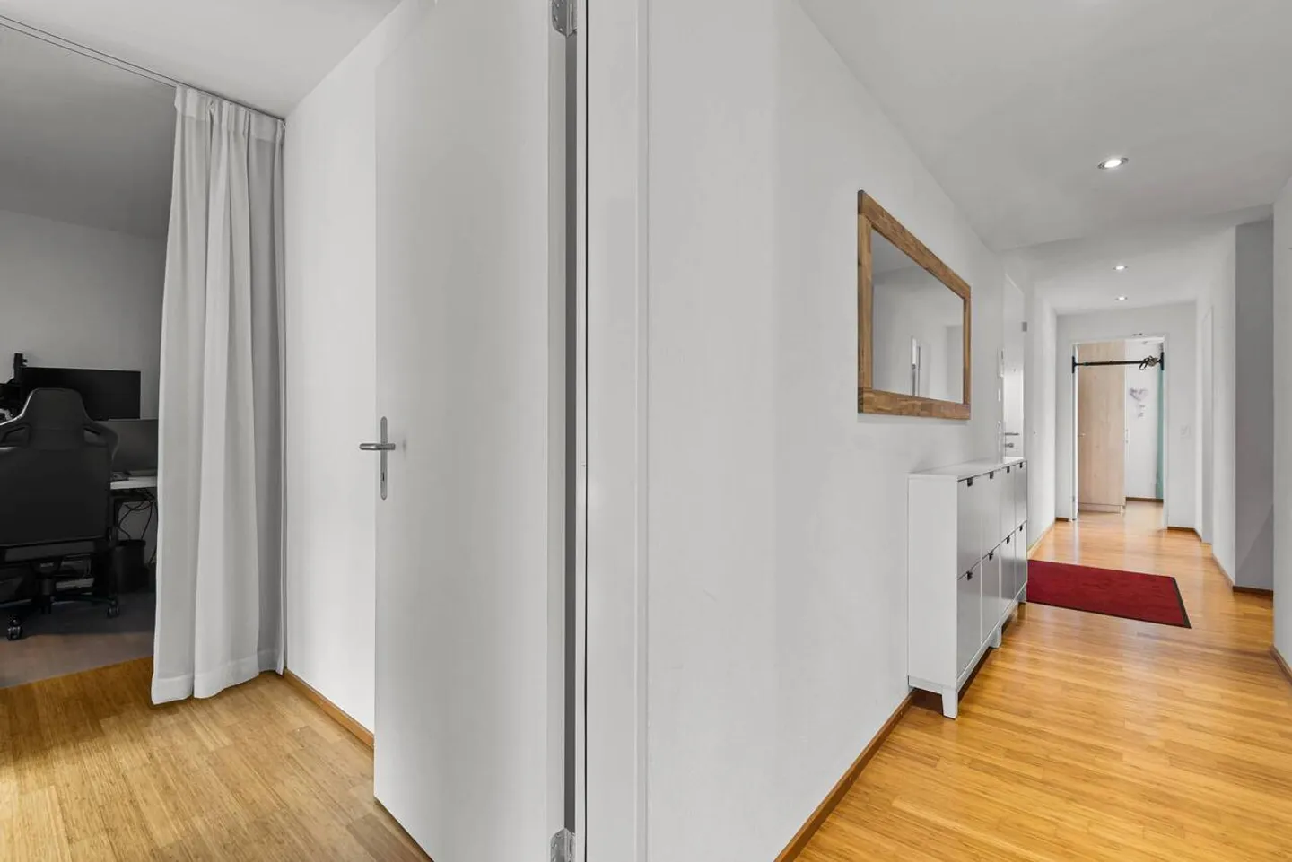 Modern Apartment with Large Terrace - Photo 17 of 23