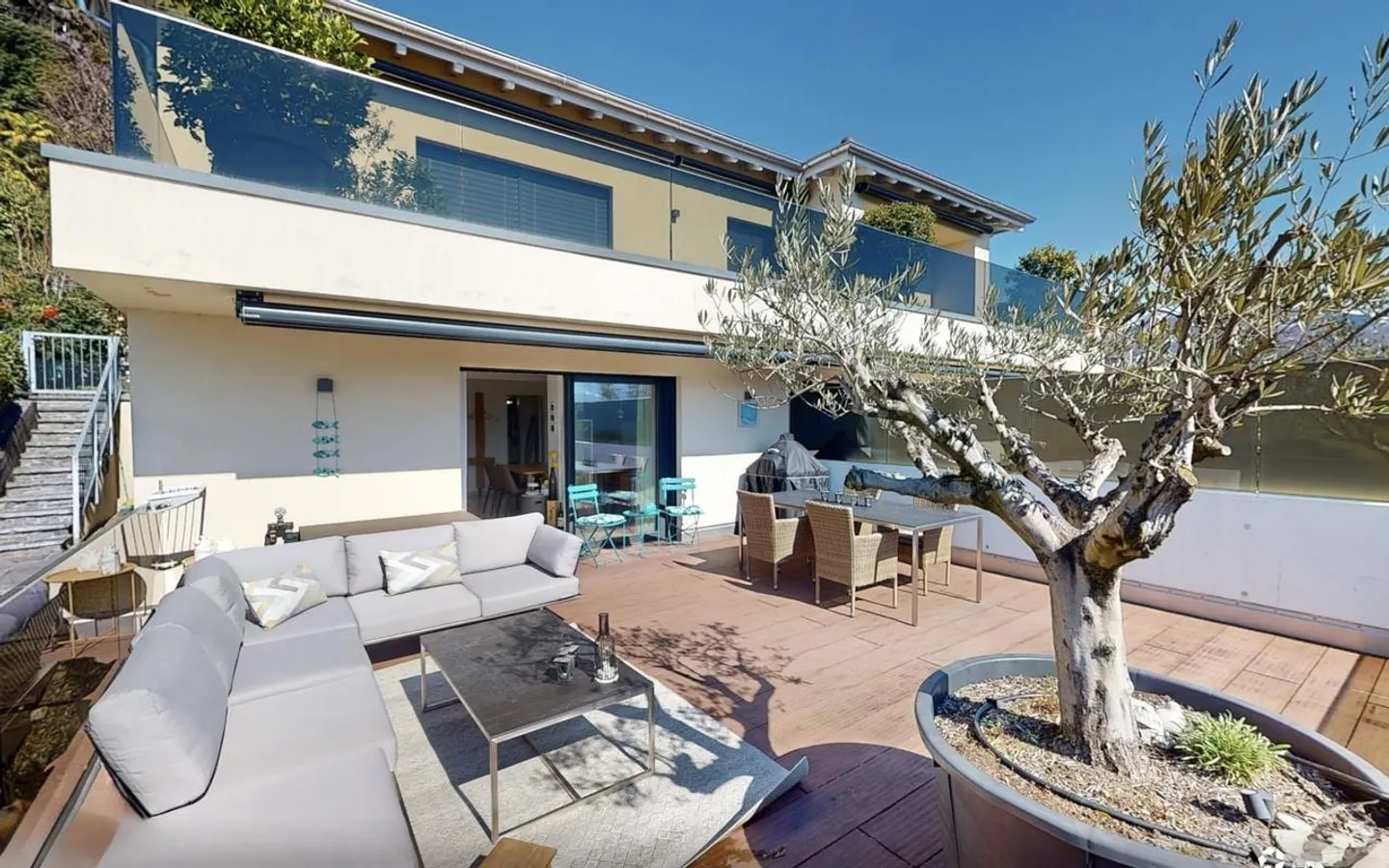 Elegante appartamento con una spaziosa oasi esterna e piscina - Foto 3 di 23
