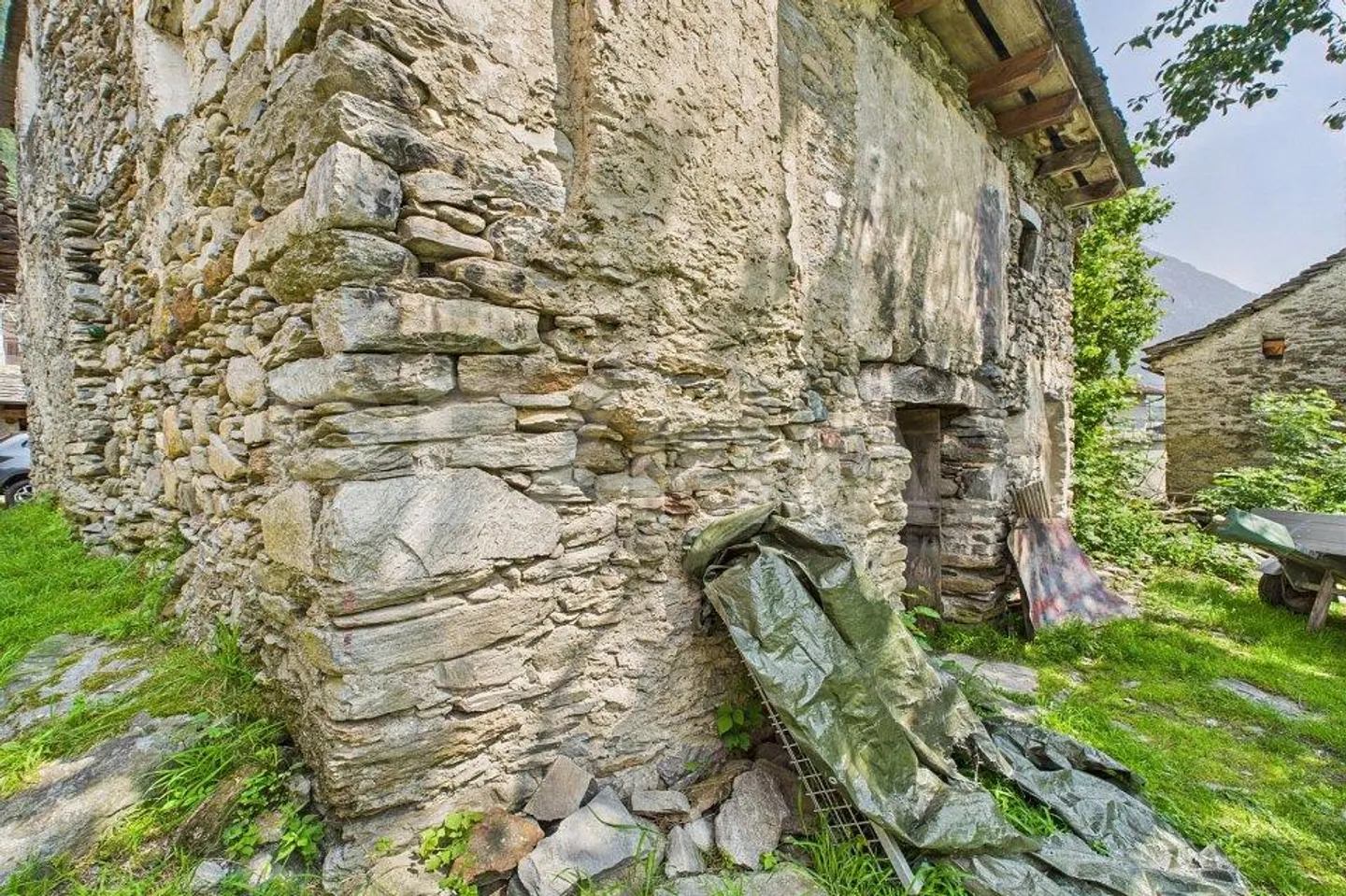 Pierre après pierre pour une maison de rêve - Rustique à rénover totalement - Photo 7 sur 13