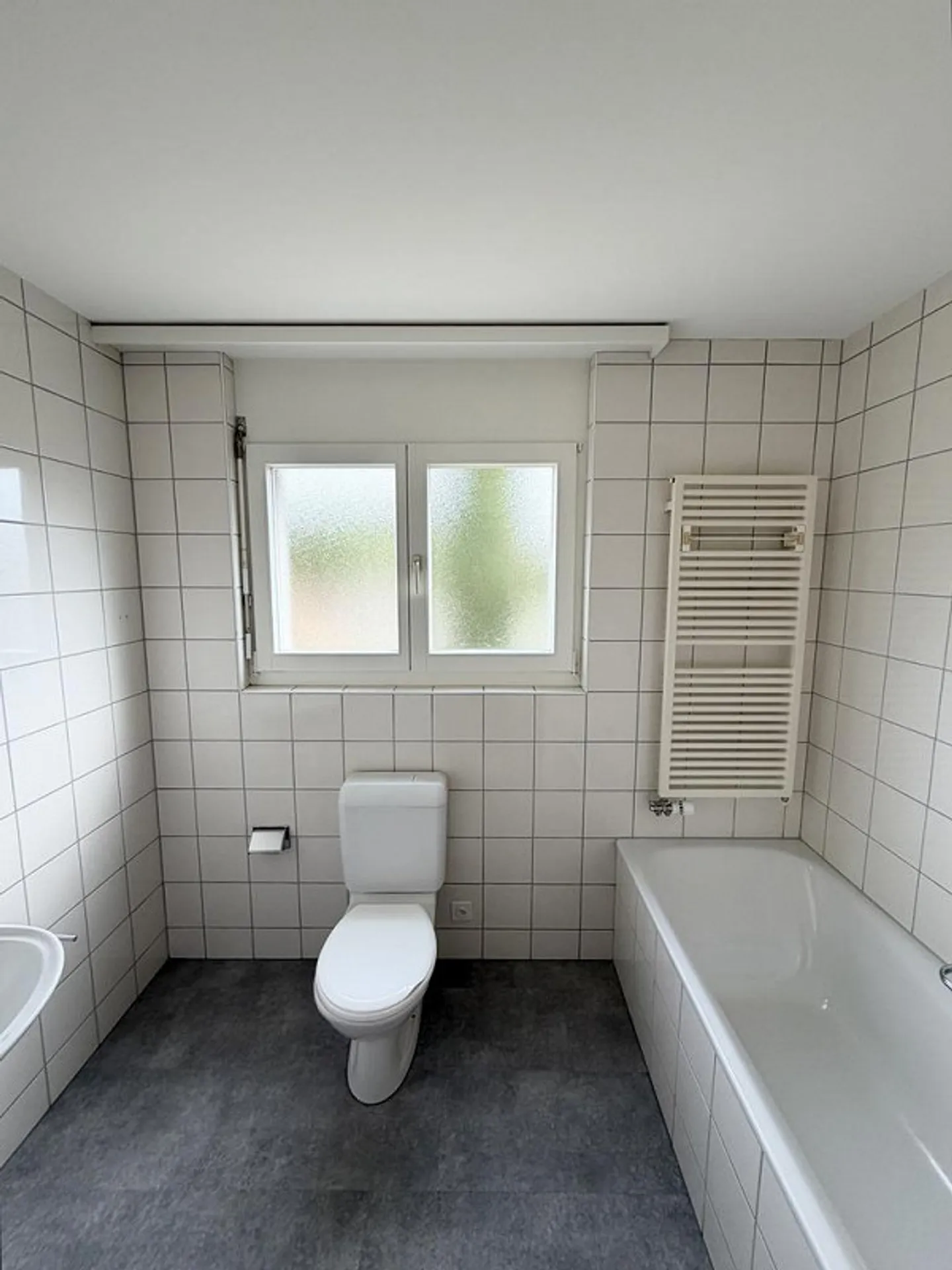Appartement spacieux de 4 pièces dans un quartier familial à Aesch - Photo 12 sur 12
