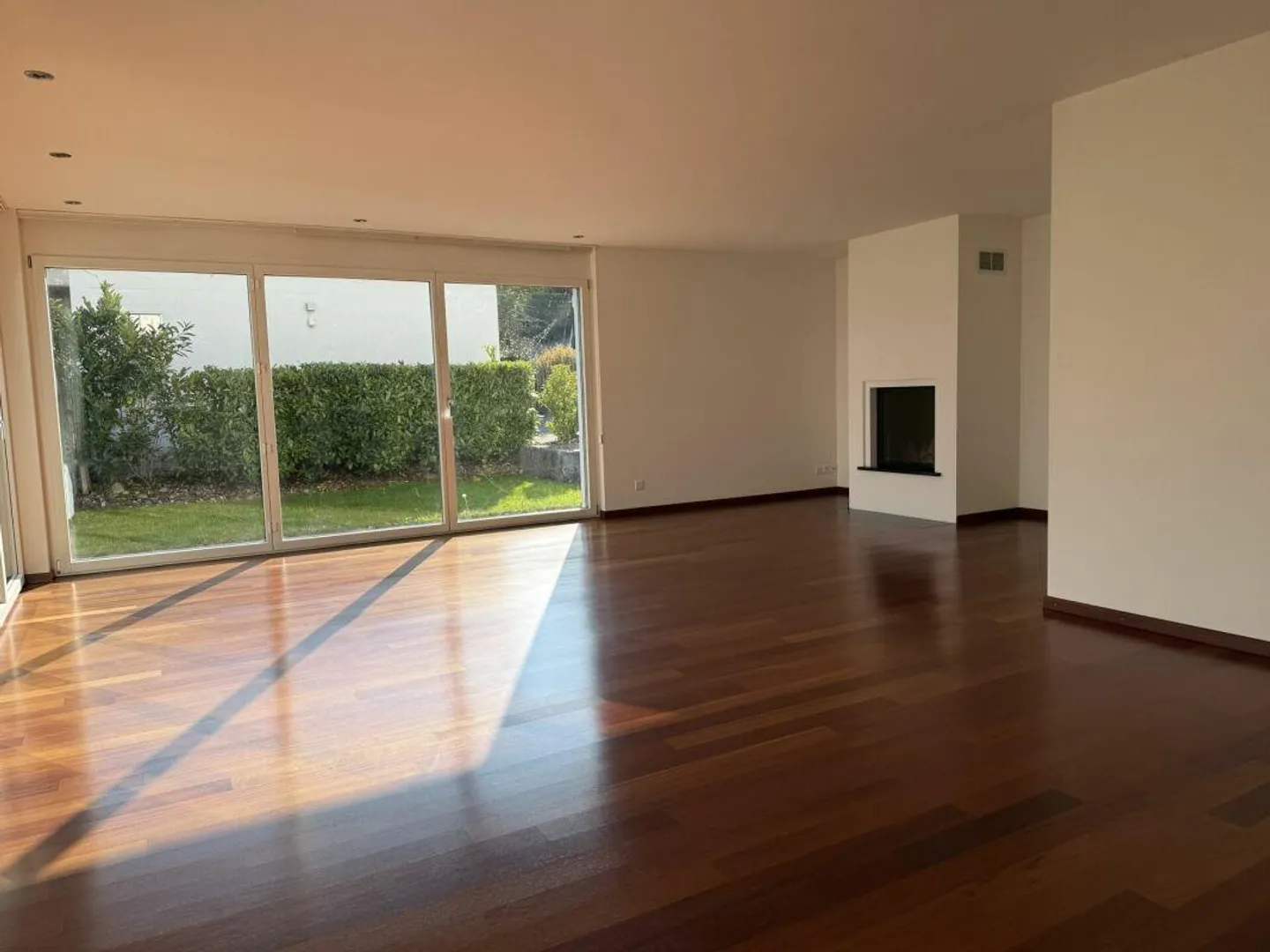 6.5 Zi. Einfamilienhaus mit Doppelgarage - Foto 3 von 14