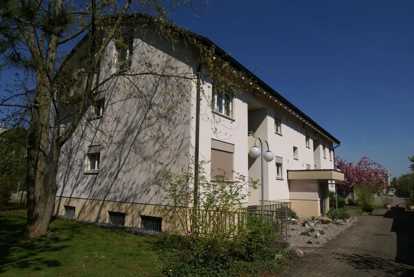 Appartement spacieux de 4 pièces dans un quartier familial à Aesch - Photo 1 sur 12