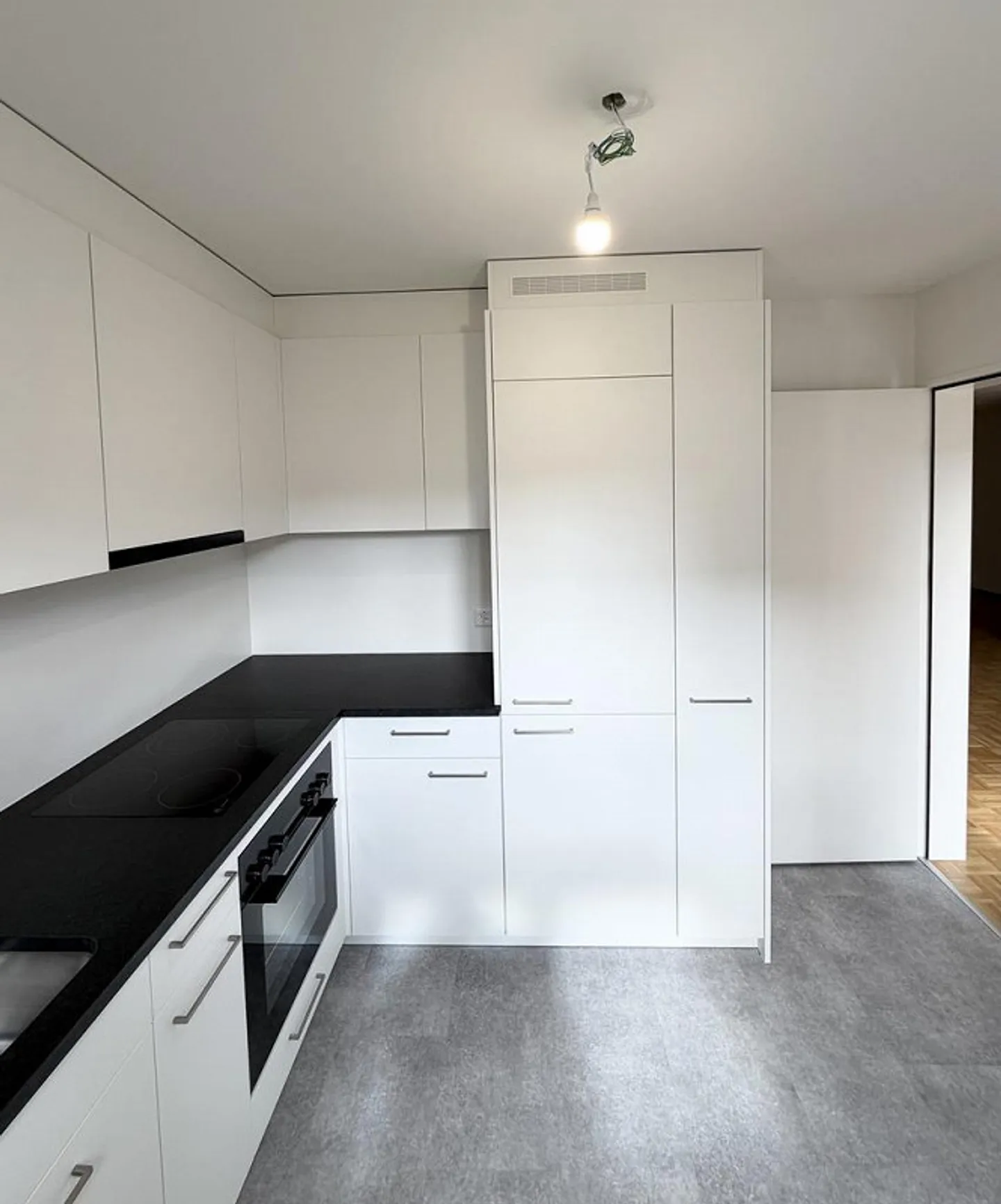 Appartement spacieux de 4 pièces dans un quartier familial à Aesch - Photo 3 sur 12