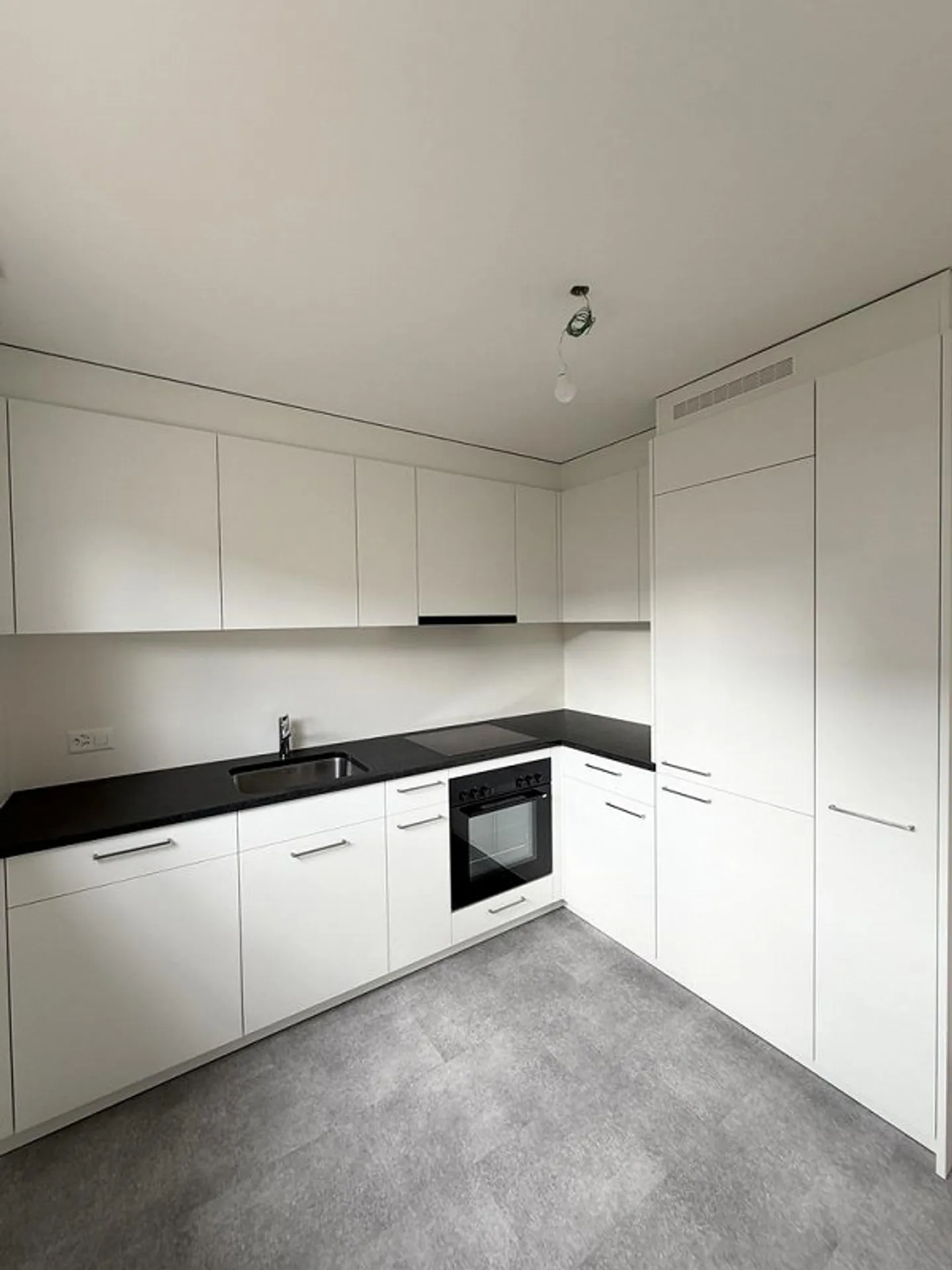 Appartement spacieux de 4 pièces dans un quartier familial à Aesch - Photo 2 sur 12