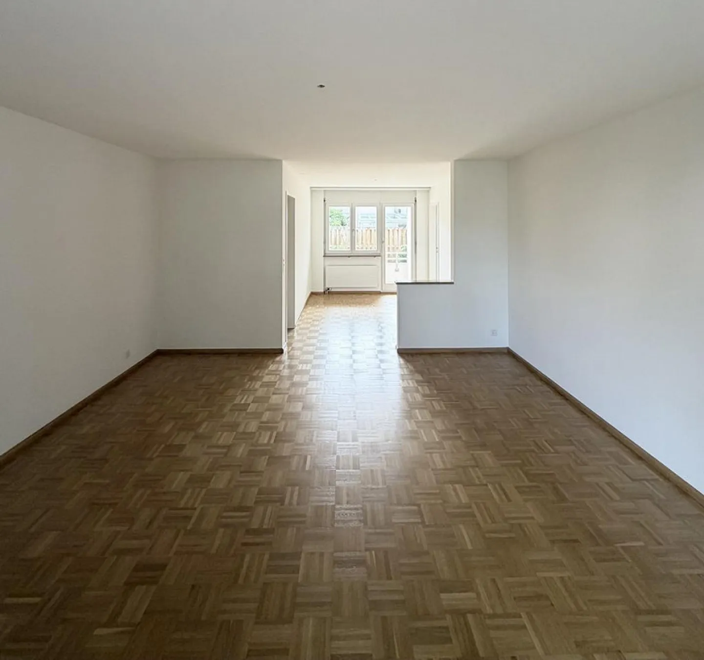 Appartement spacieux de 4 pièces dans un quartier familial à Aesch - Photo 4 sur 12