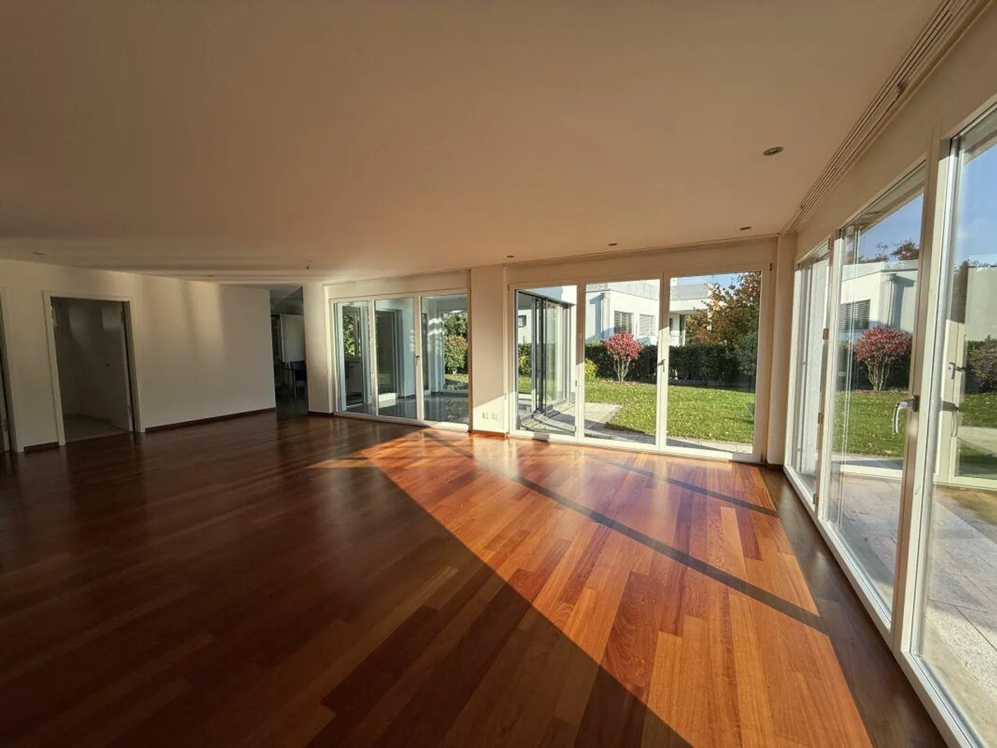 6.5 Zi. Einfamilienhaus mit Doppelgarage - Foto 4 von 14