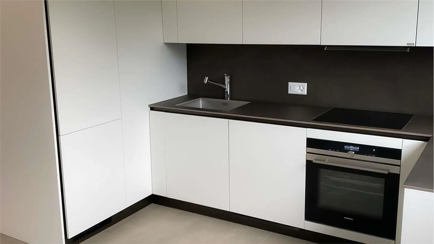 PORZA: RENOVATED 3.5-ROOM APARTMENT - Photo 1 of 6