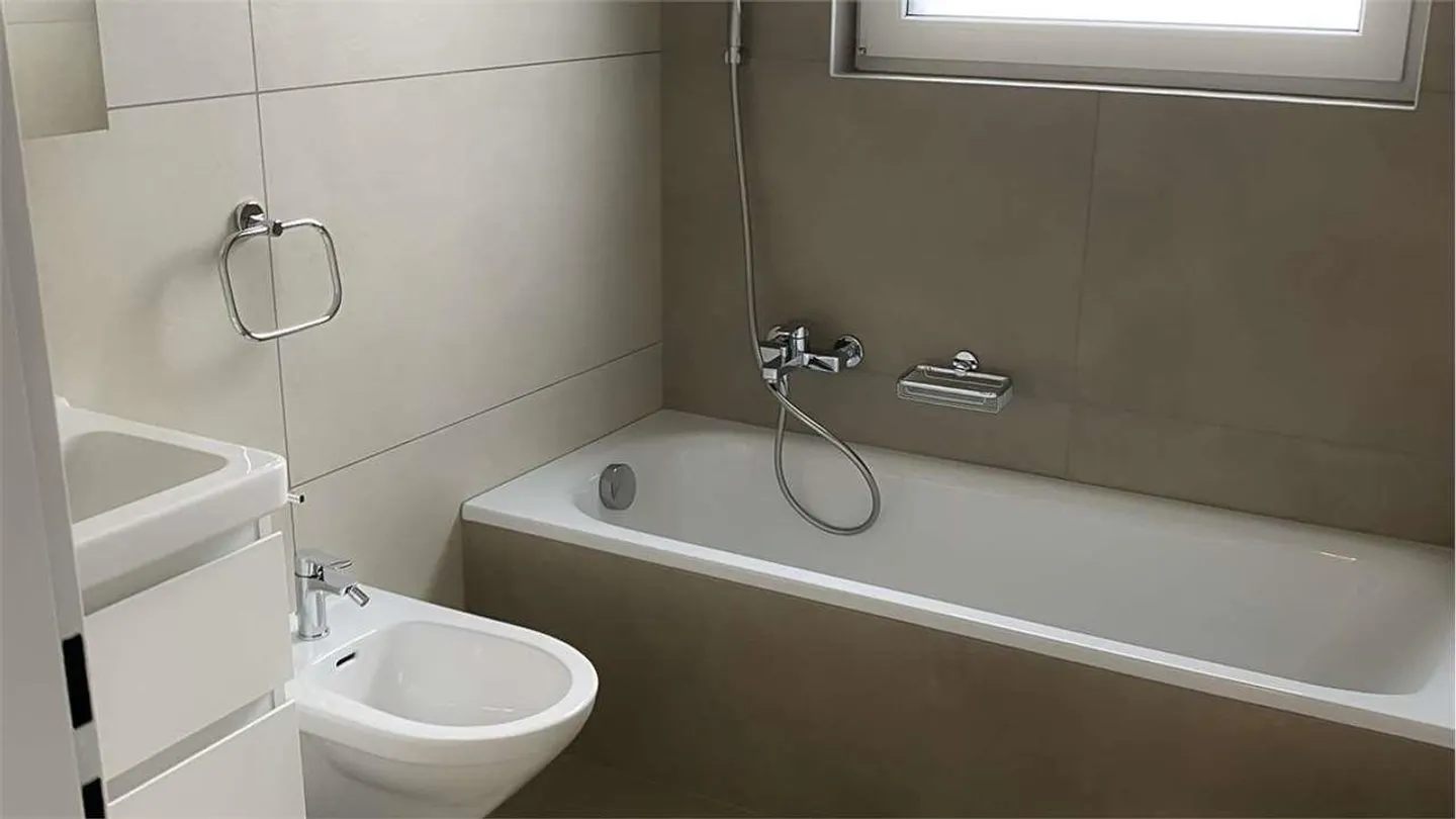 PORZA: RENOVATED 3.5-ROOM APARTMENT - Photo 2 of 6