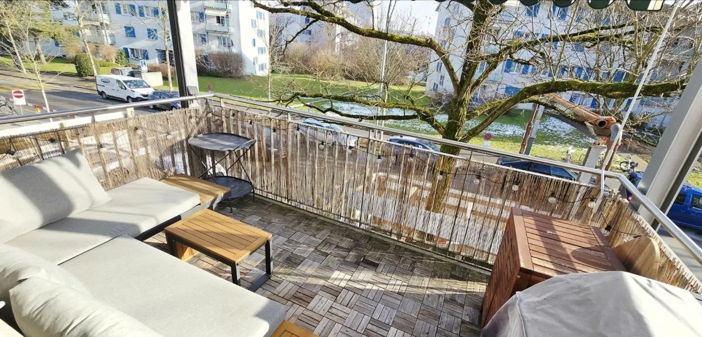 Charmant appartement de 2,5 pièces meublé en février avec grand balcon - Photo 3 sur 8