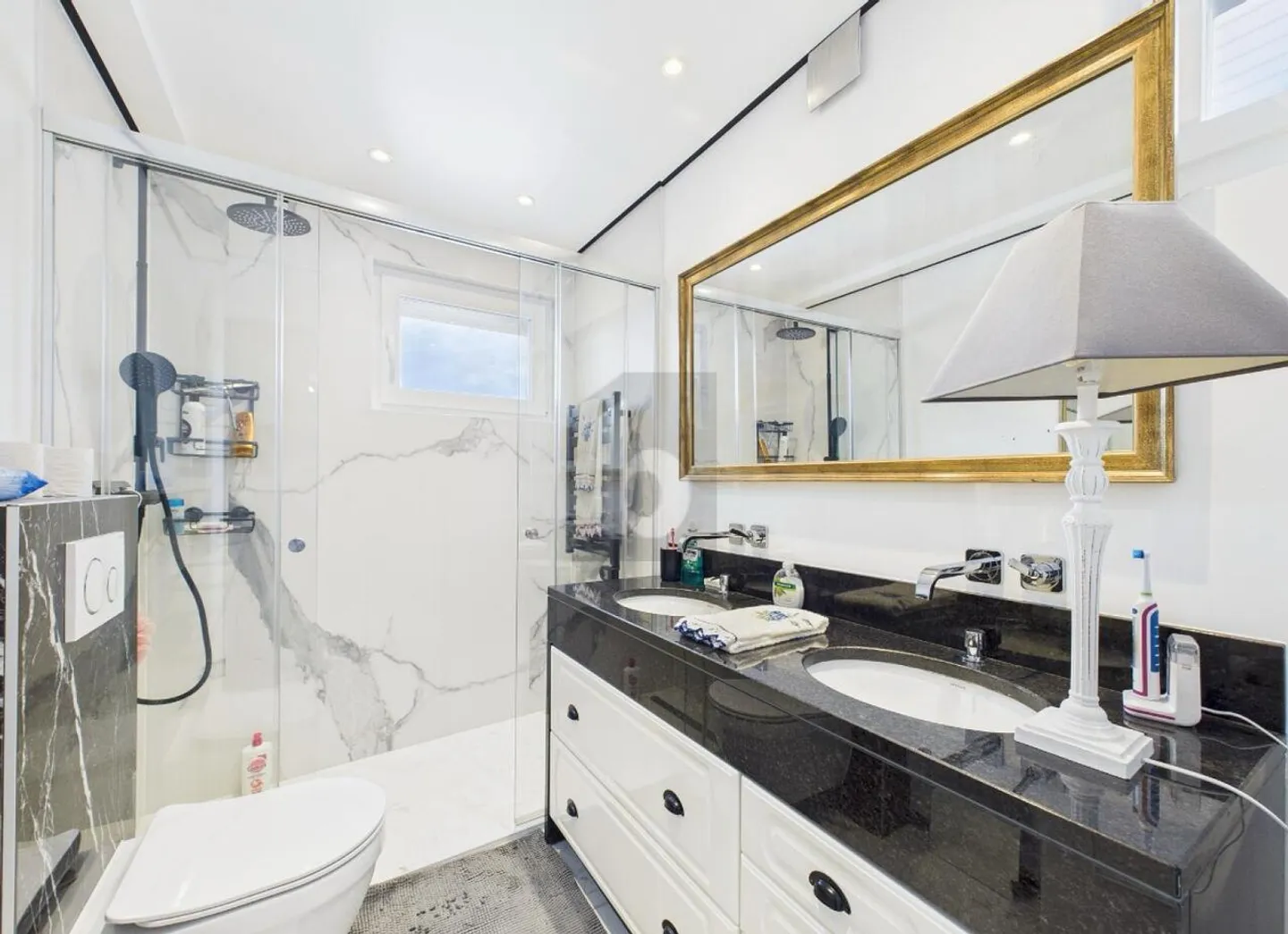 BELLE VILLA RÉNOVÉE AVEC 3 APPARTEMENTS ET JARDIN - Photo 5 sur 6