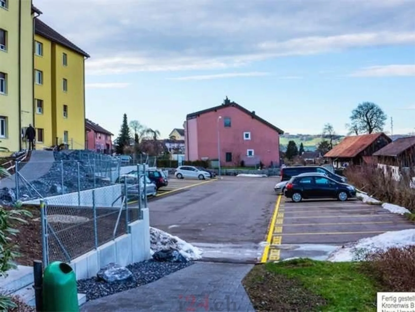 Praktischer Parkplatz - Foto 4 von 4