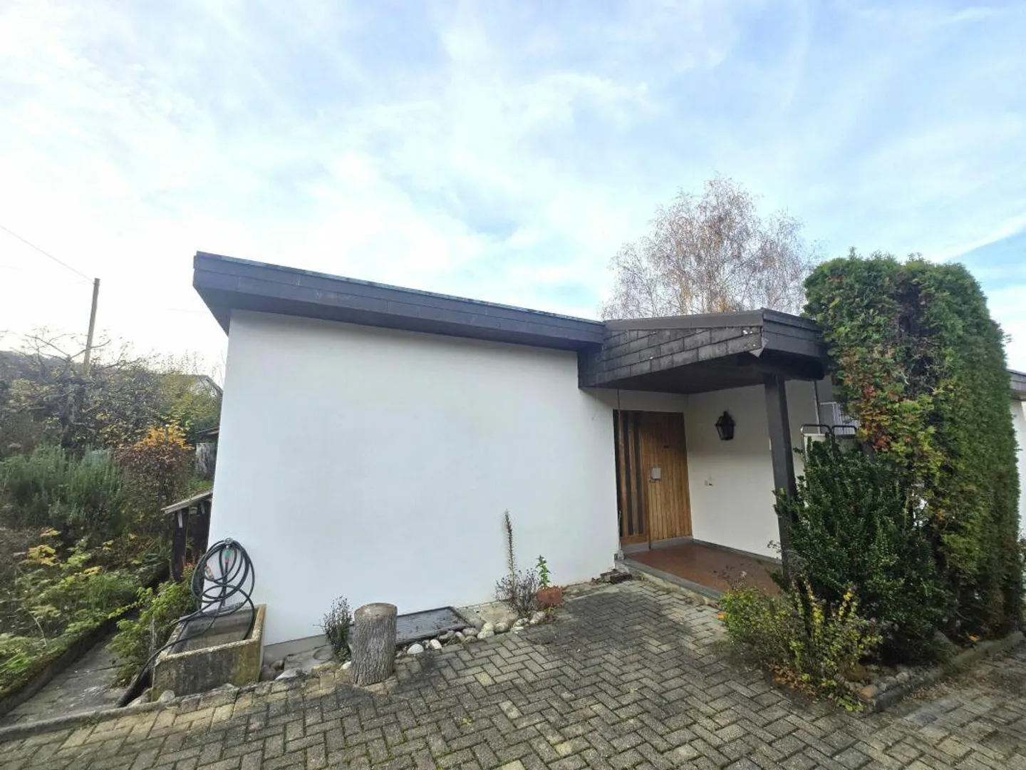 Maison individuelle confortable de 4,5 pièces avec véranda et grand jardin à Münchwilen. - Photo 2 sur 9