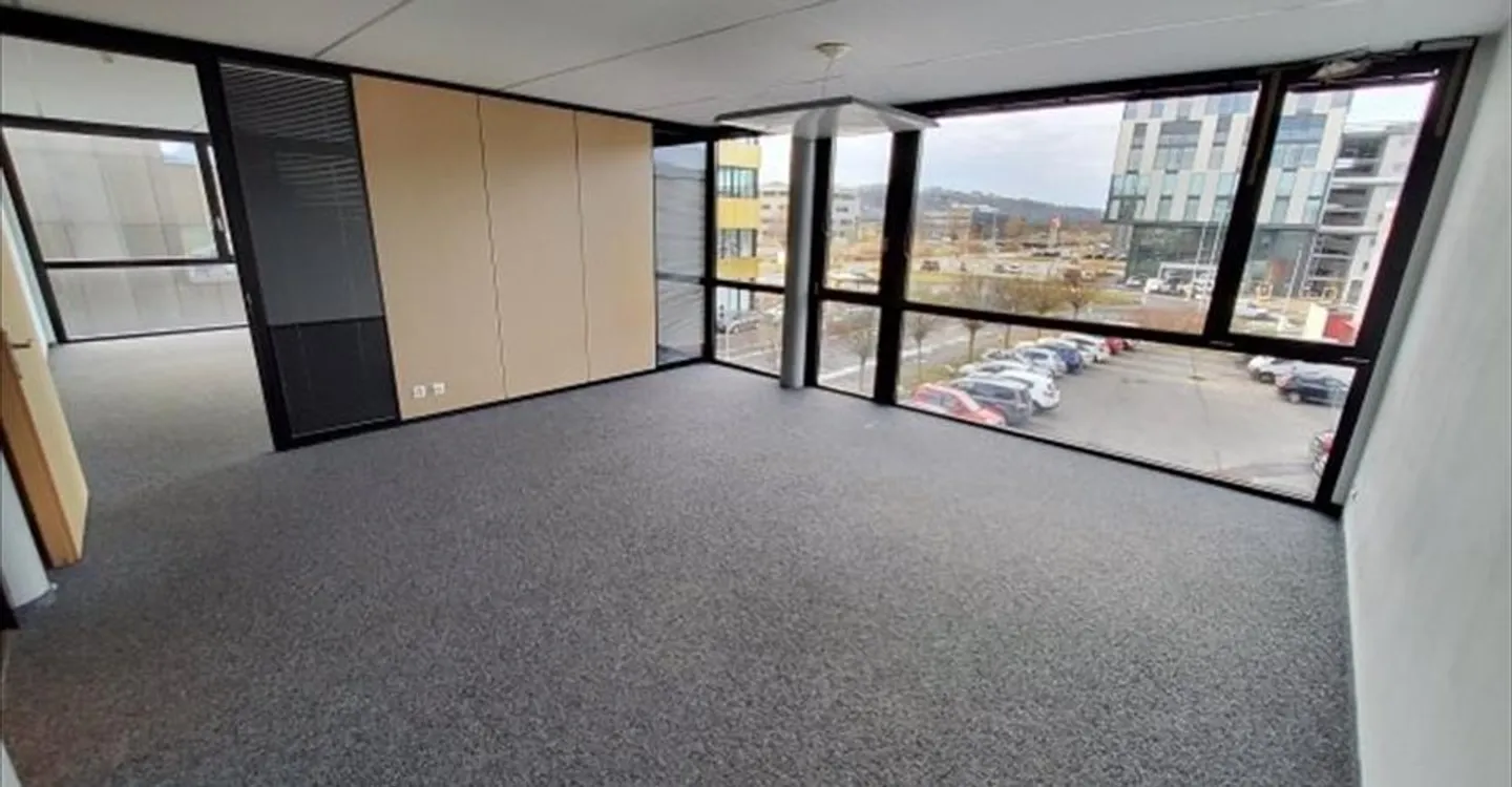 Espace de Bureau Moderne à Y-Parc - Photo 1 sur 6