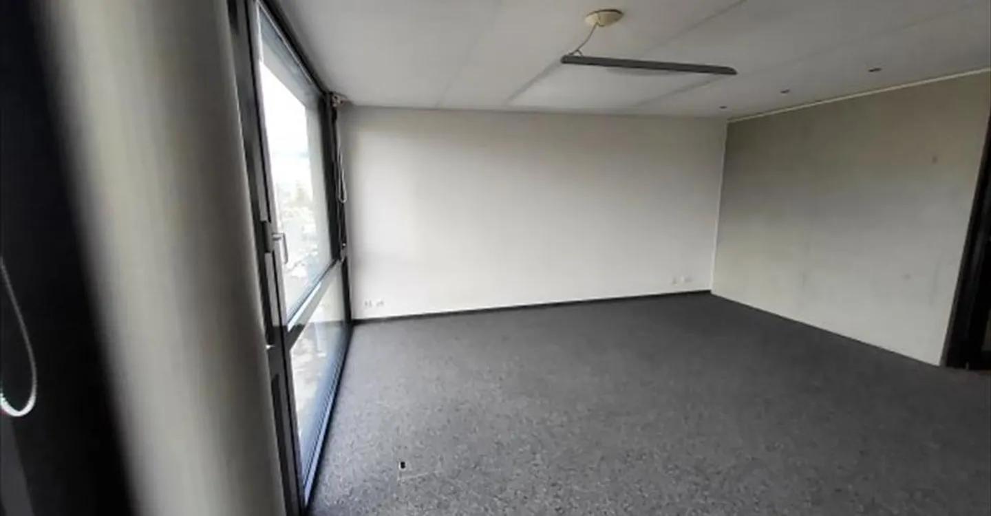 Espace de Bureau Moderne à Y-Parc - Photo 3 sur 6